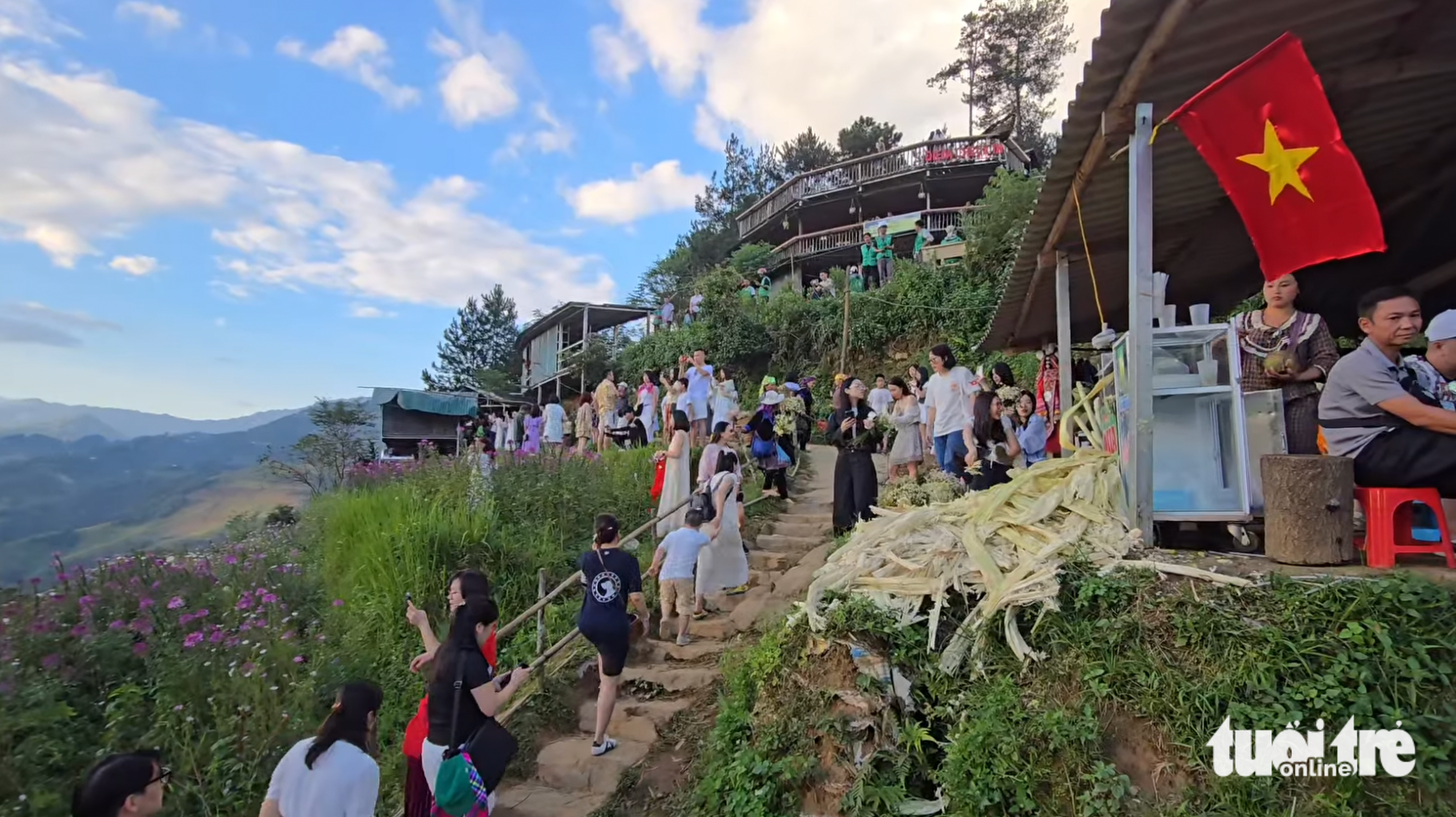 Turisté se hrnou, aby v Mu Cang Chai lovili zralou rýži, cesta 1 km trvá 40 minut - Foto 5. Du khách nườm nượp săn lúa chín Mù Cang Chải, 40 phút đi được 1km - Ảnh 5.