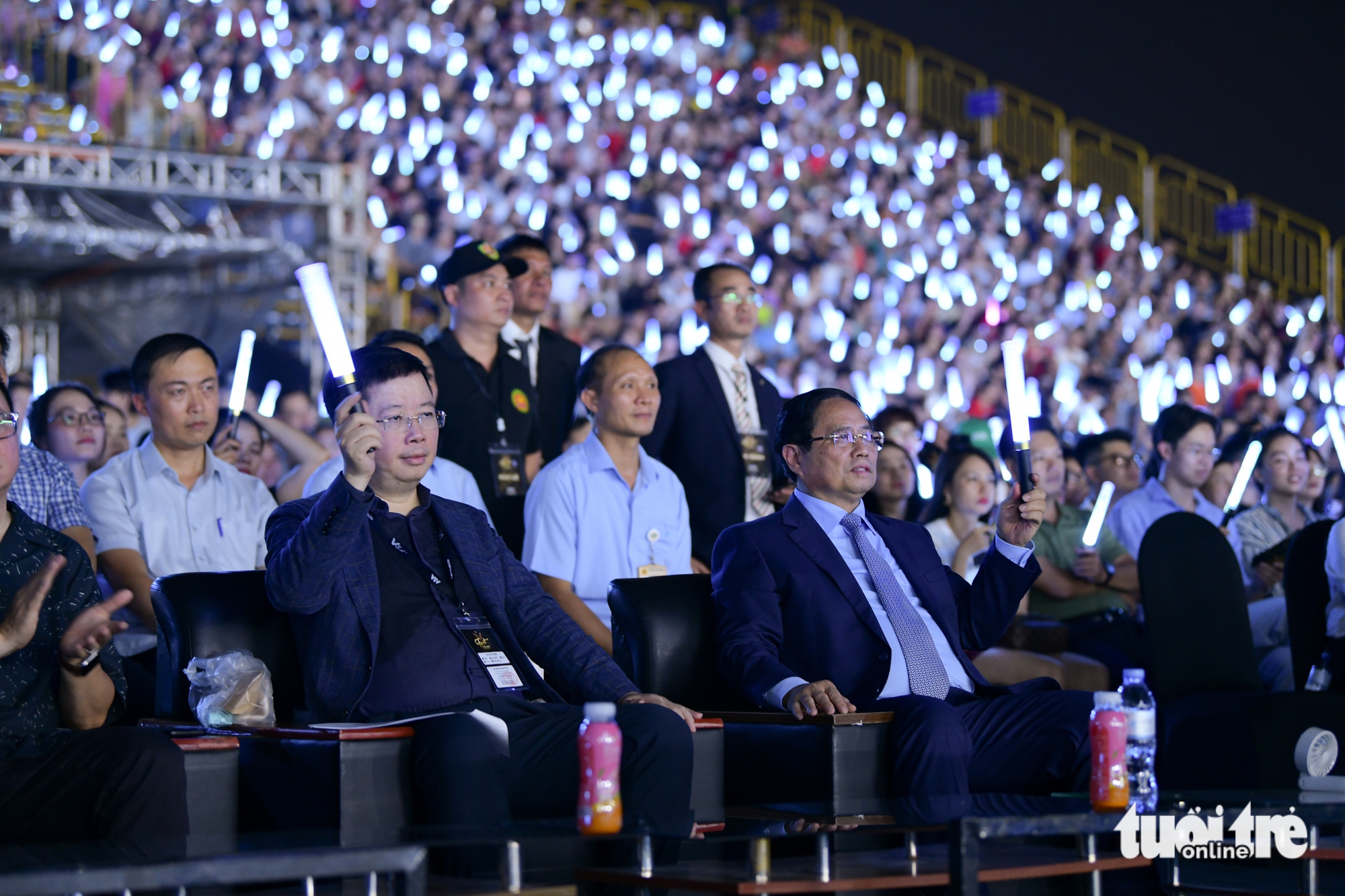 Vũ. khóc, Nguyễn Hùng tim muốn nảy ra khỏi lồng ngực khi hát hit Còn gì đẹp hơn ở V Fest - Ảnh 1.