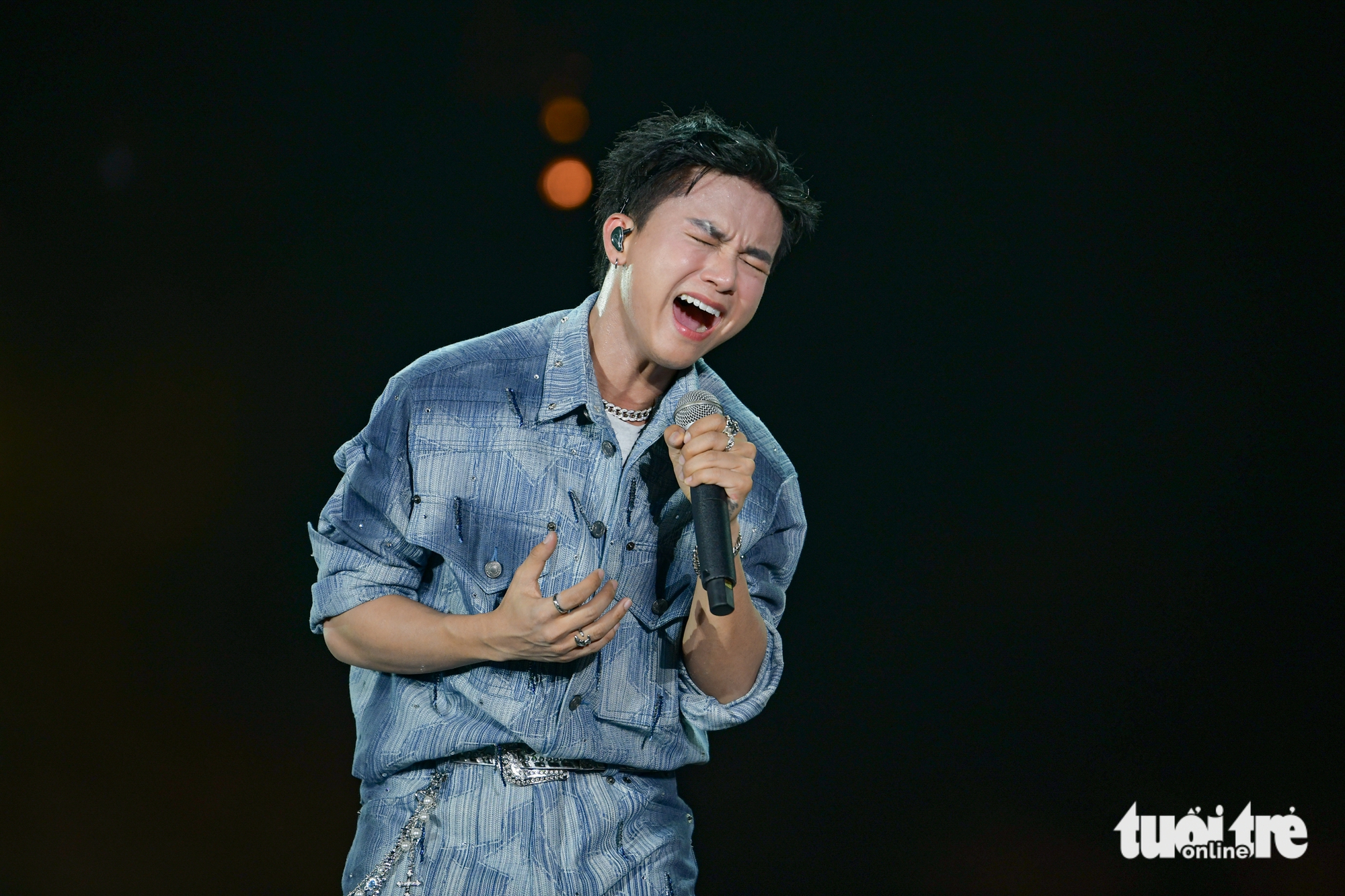 Vũ. khóc, Nguyễn Hùng tim muốn nảy ra khỏi lồng ngực khi hát hit Còn gì đẹp hơn ở V Fest - Ảnh 8.