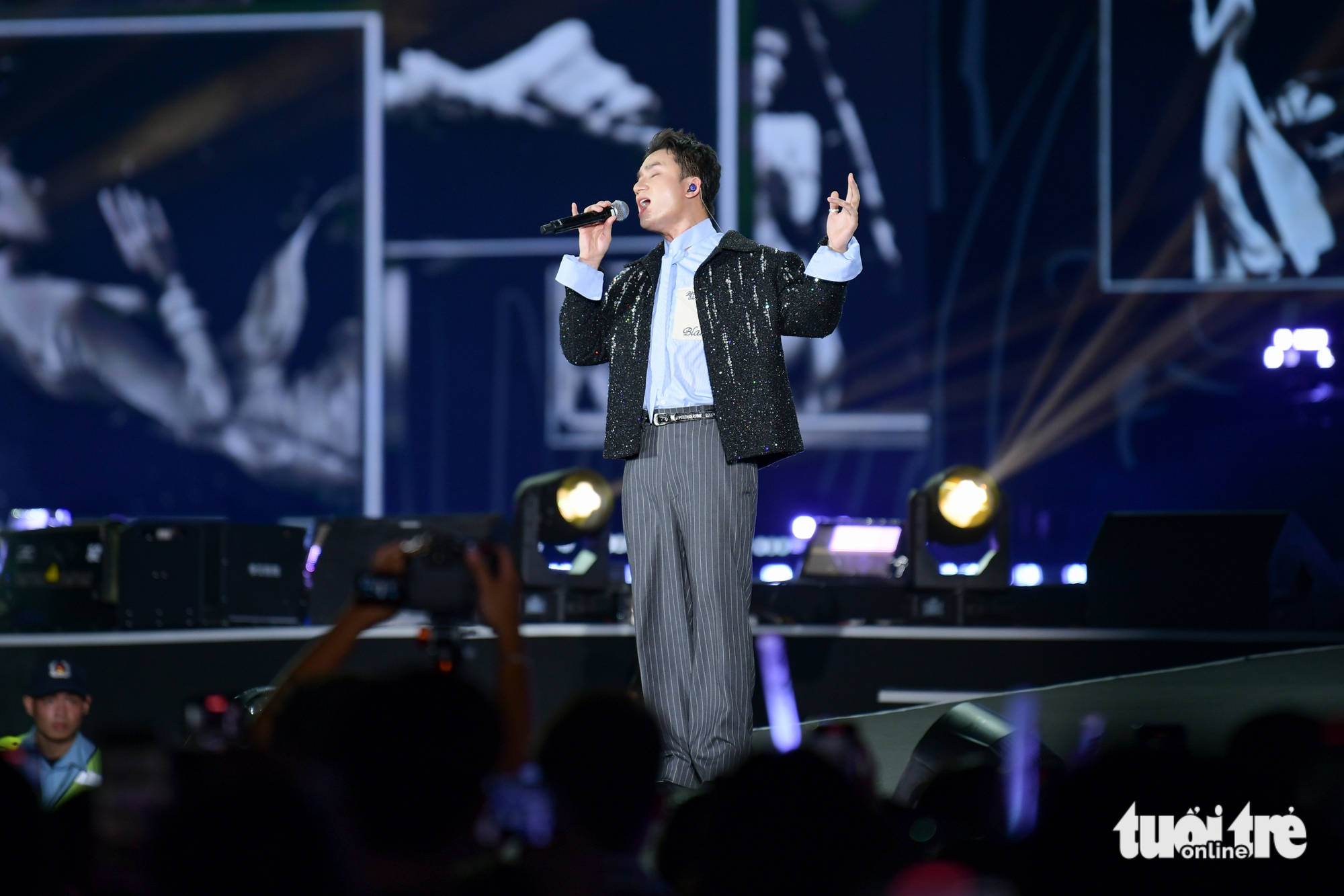 Vũ. khóc, Nguyễn Hùng tim muốn nảy ra khỏi lồng ngực khi hát hit Còn gì đẹp hơn ở V Fest - Ảnh 15.