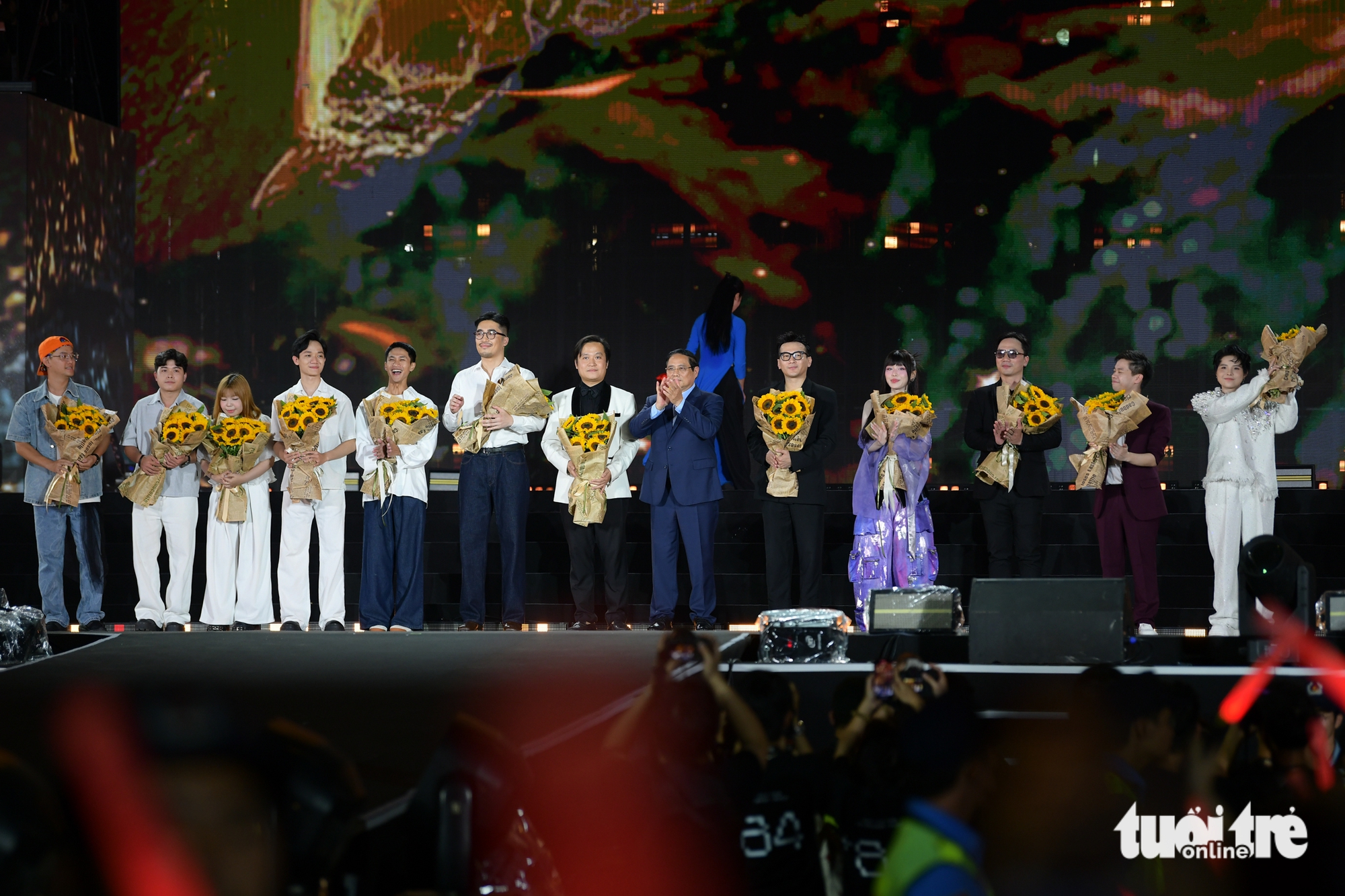 Vũ. khóc, Nguyễn Hùng tim muốn nảy ra khỏi lồng ngực khi hát hit Còn gì đẹp hơn ở V Fest - Ảnh 12.