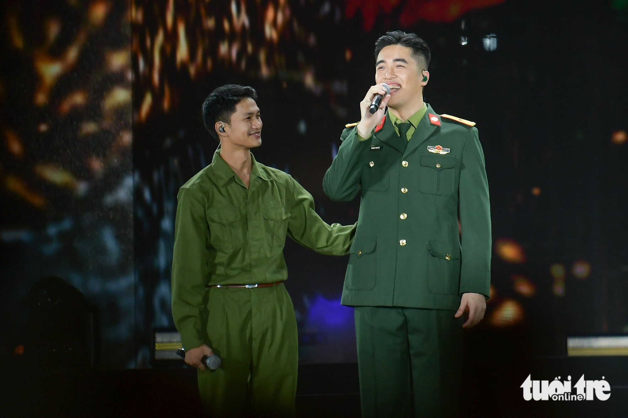 Vũ. khóc, Nguyễn Hùng tim muốn nảy ra khỏi lồng ngực khi hát hit Còn gì đẹp hơn ở V Fest - Ảnh 4.