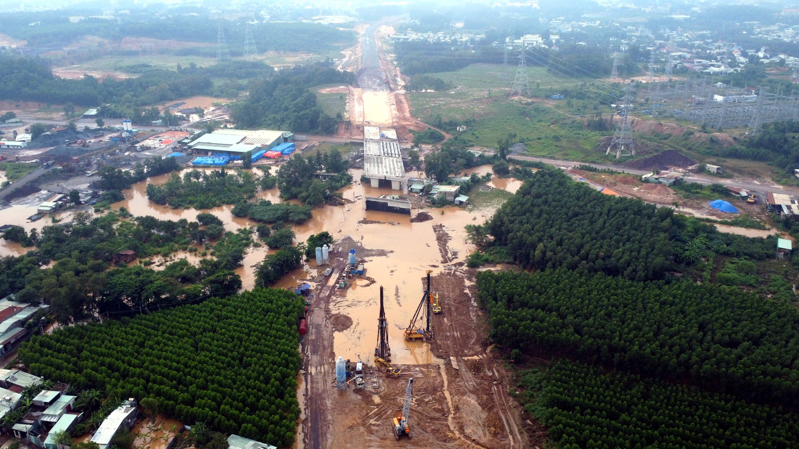 Gần như các khu vực dọc cao tốc Biên Hòa - Vũng Tàu đều ngập nặng  - Ảnh 2.
