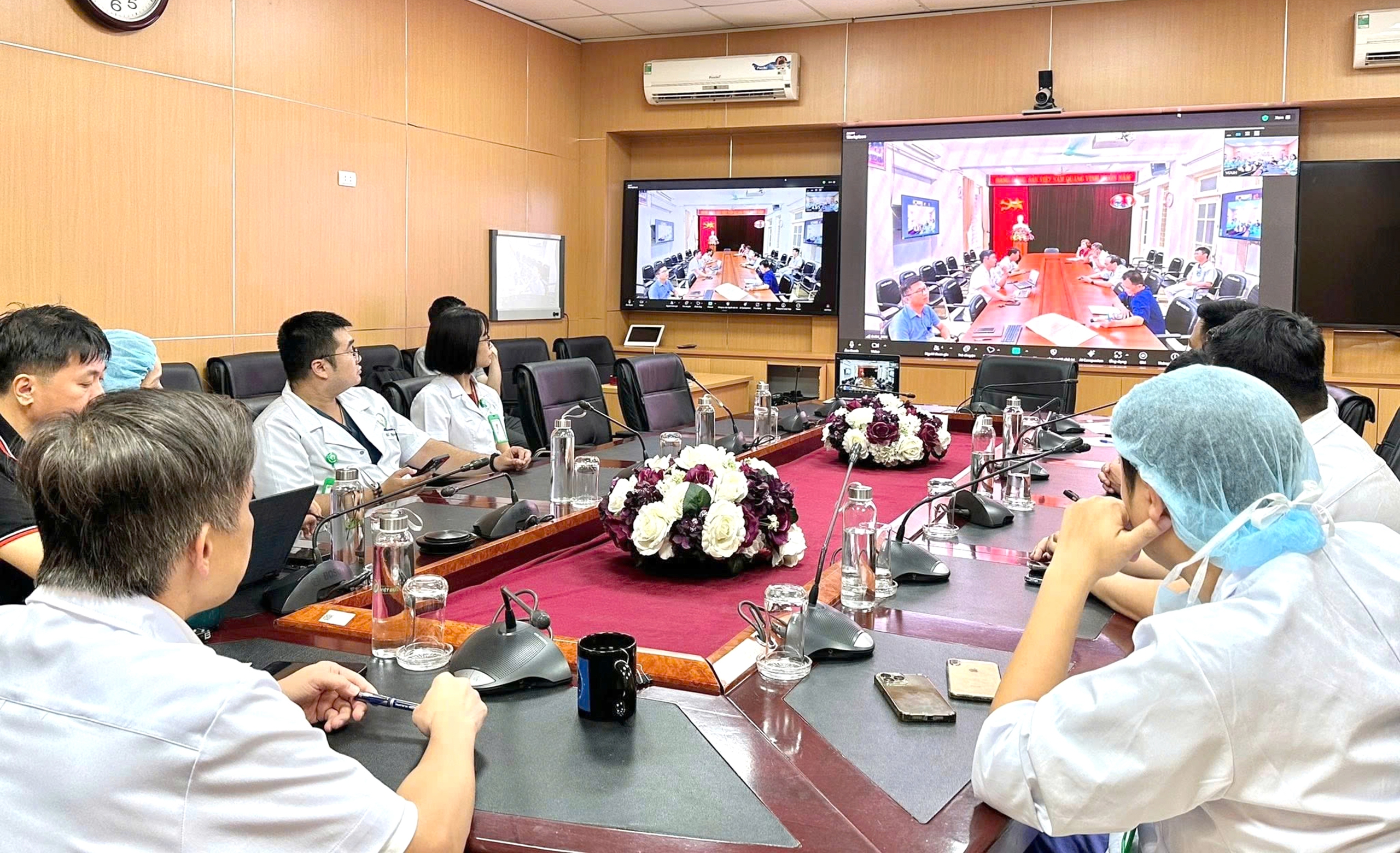 Ανάπτυξη δορυφορικών νοσοκομείων: Ο τομέας της υγείας είναι αποφασισμένος να «αλλάξει το αίμα» και να «μεταμορφωθεί» - Φωτογραφία 2. Có 200 bệnh viện vệ tinh, người bệnh hết cảnh 'hành xác' chuyển tuyến - Ảnh 2.