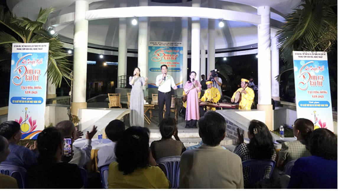 Cần Thơ truyền nghề' đờn ca tài tử cho khách du lịch - Ảnh 1.