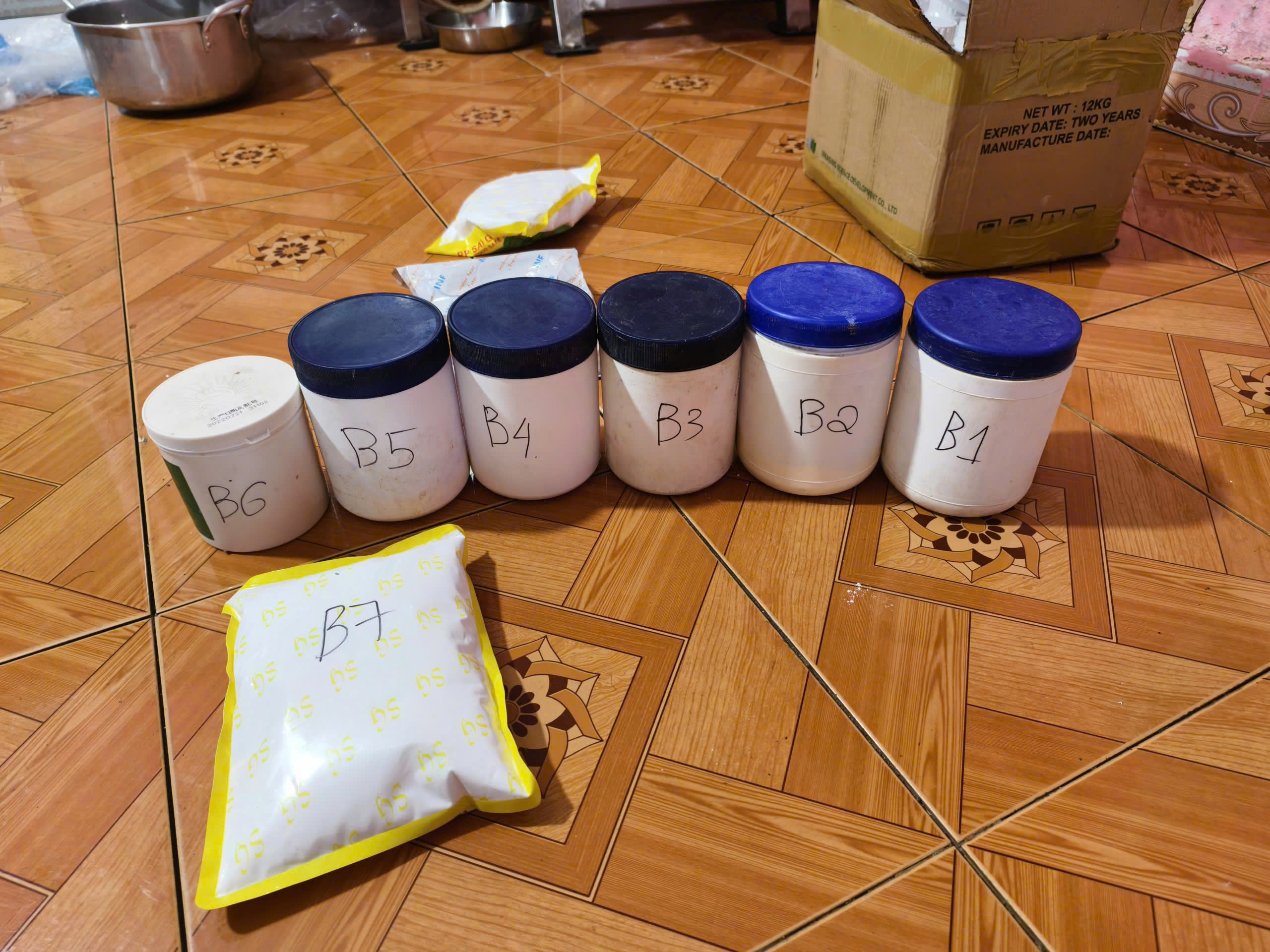 Cho hàn the vào giò, chả, một người bị khởi tố - Ảnh 2.