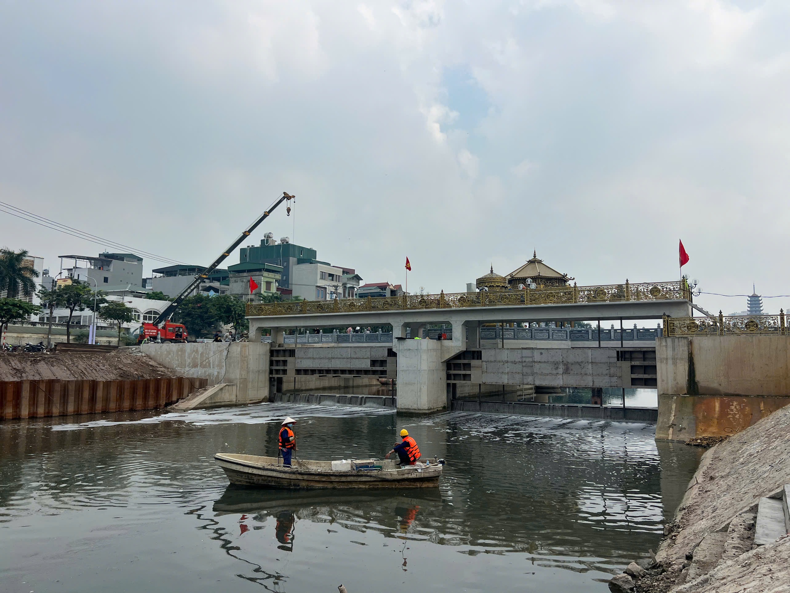 Nước từ Nhà máy xử lý nước thải Yên Xá chính thức đổ vào để 'hồi sinh' sông Tô Lịch - Ảnh 1.