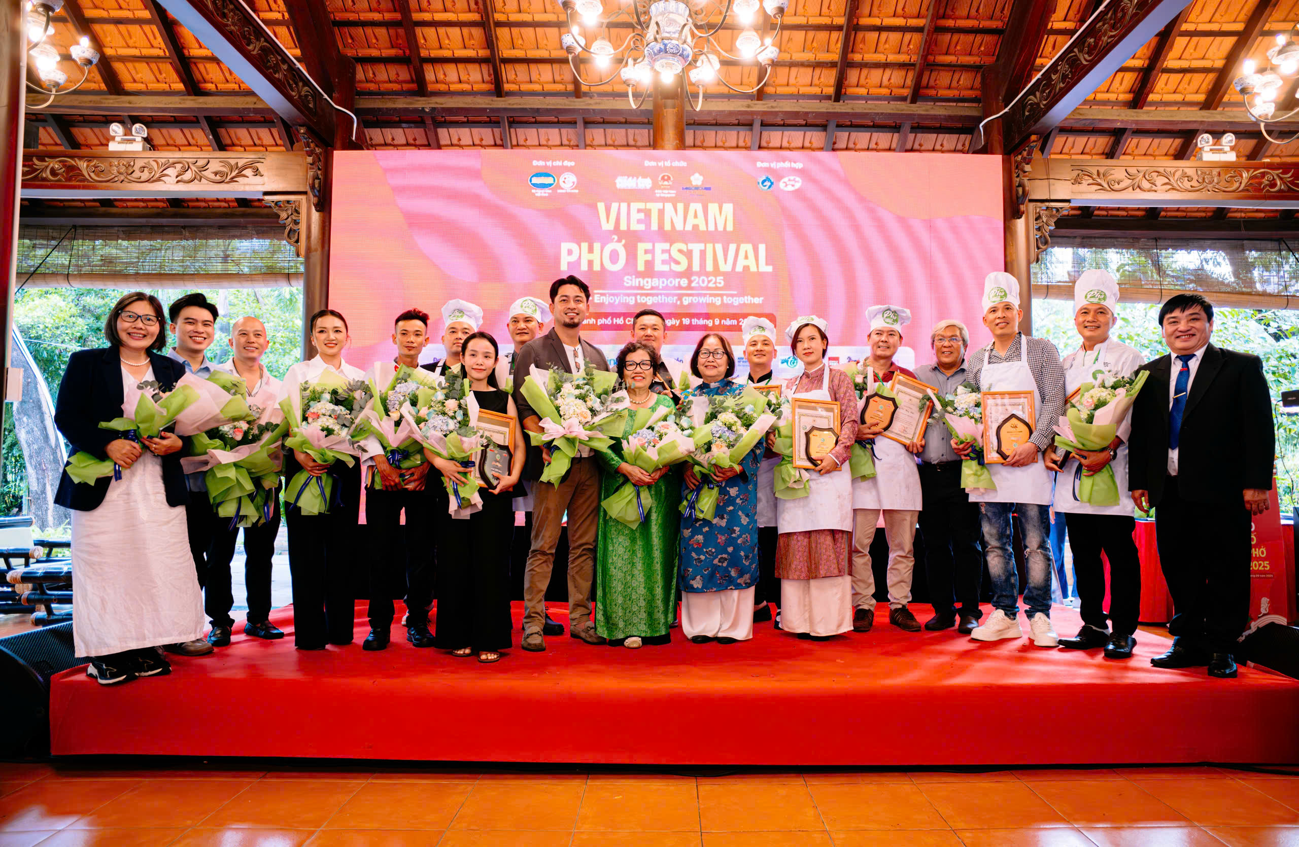 ឆ្នាំរោង ផ្កាយមាស អានីស នឹងមកប្រទេសសិង្ហបុរី - រូបថត ៣. Năm Hoa hồi vàng sẽ đến Singapore - Ảnh 4.