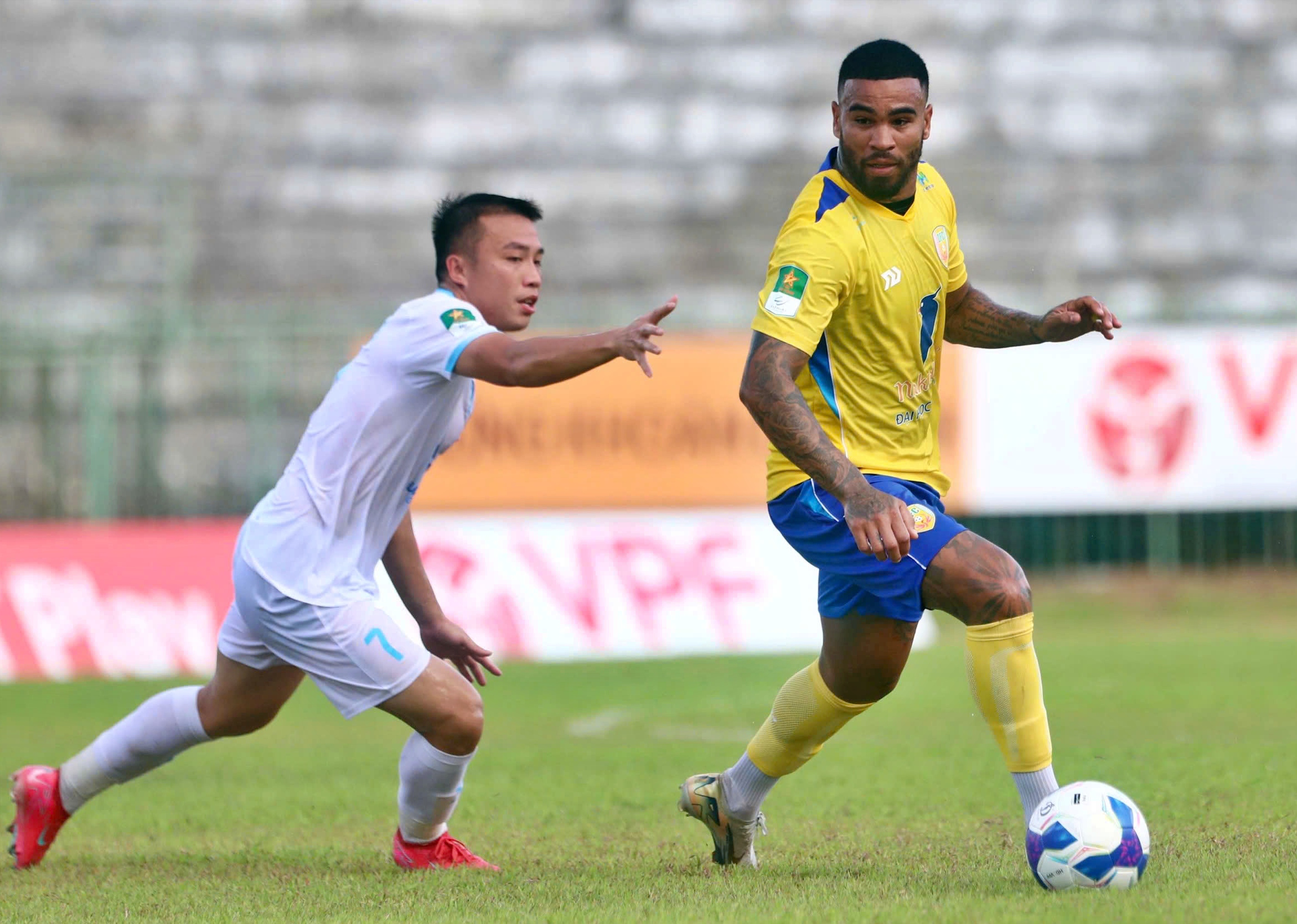 Đồng Tháp thoát thua nhờ thẻ đỏ và ngoại binh - Ảnh 1.