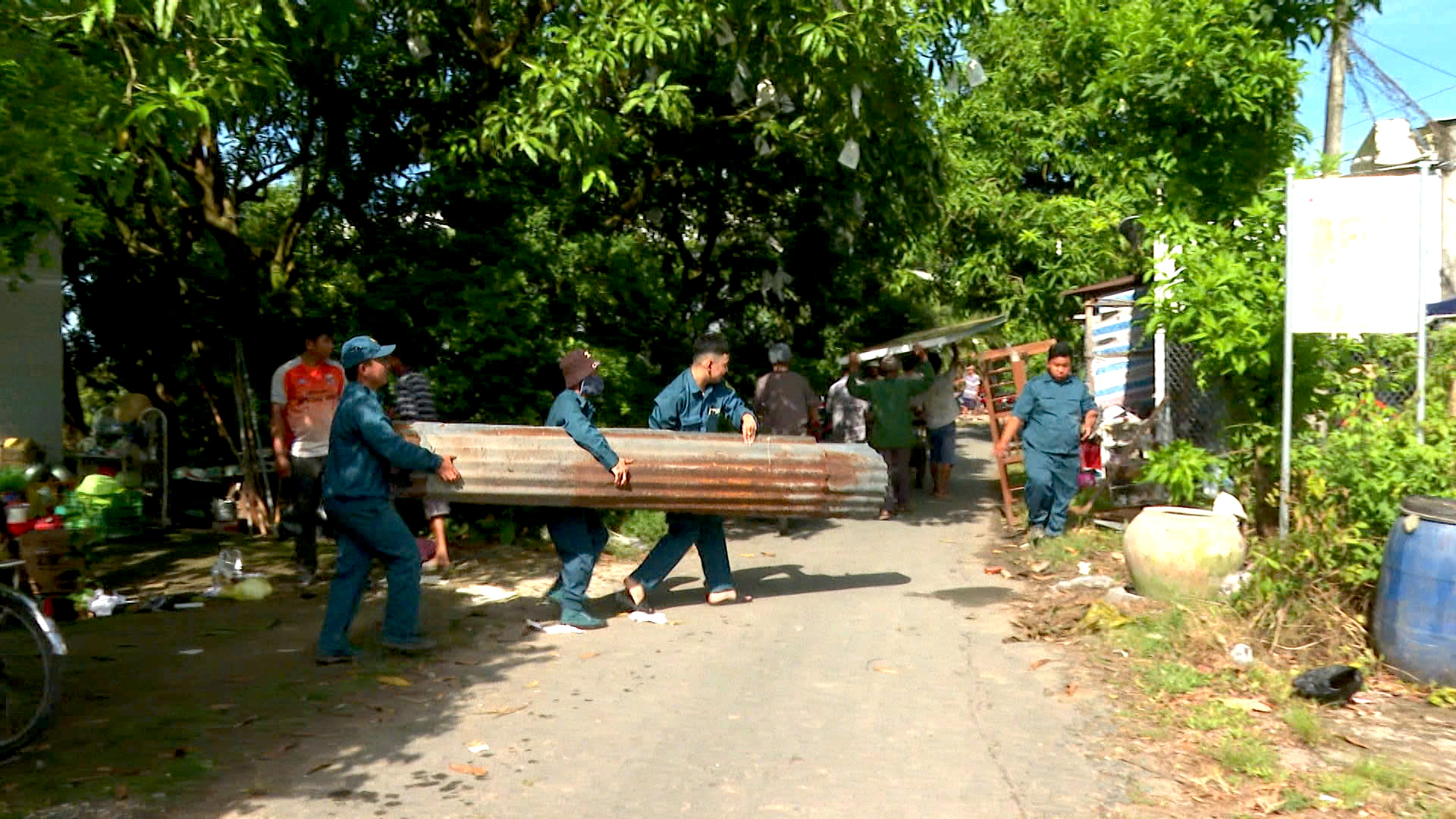 Sạt lở bờ sông Tiền khiến 2 căn nhà sụp xuống sông - Ảnh 2.