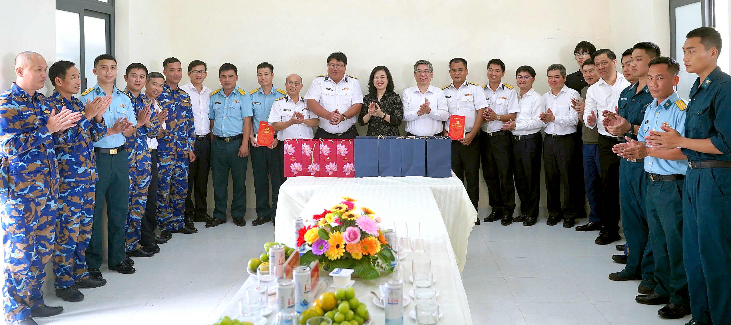 Bộ trưởng Bộ Y tế thăm cán bộ, chiến sĩ trạm ra đa ở Côn Đảo - Ảnh 2.