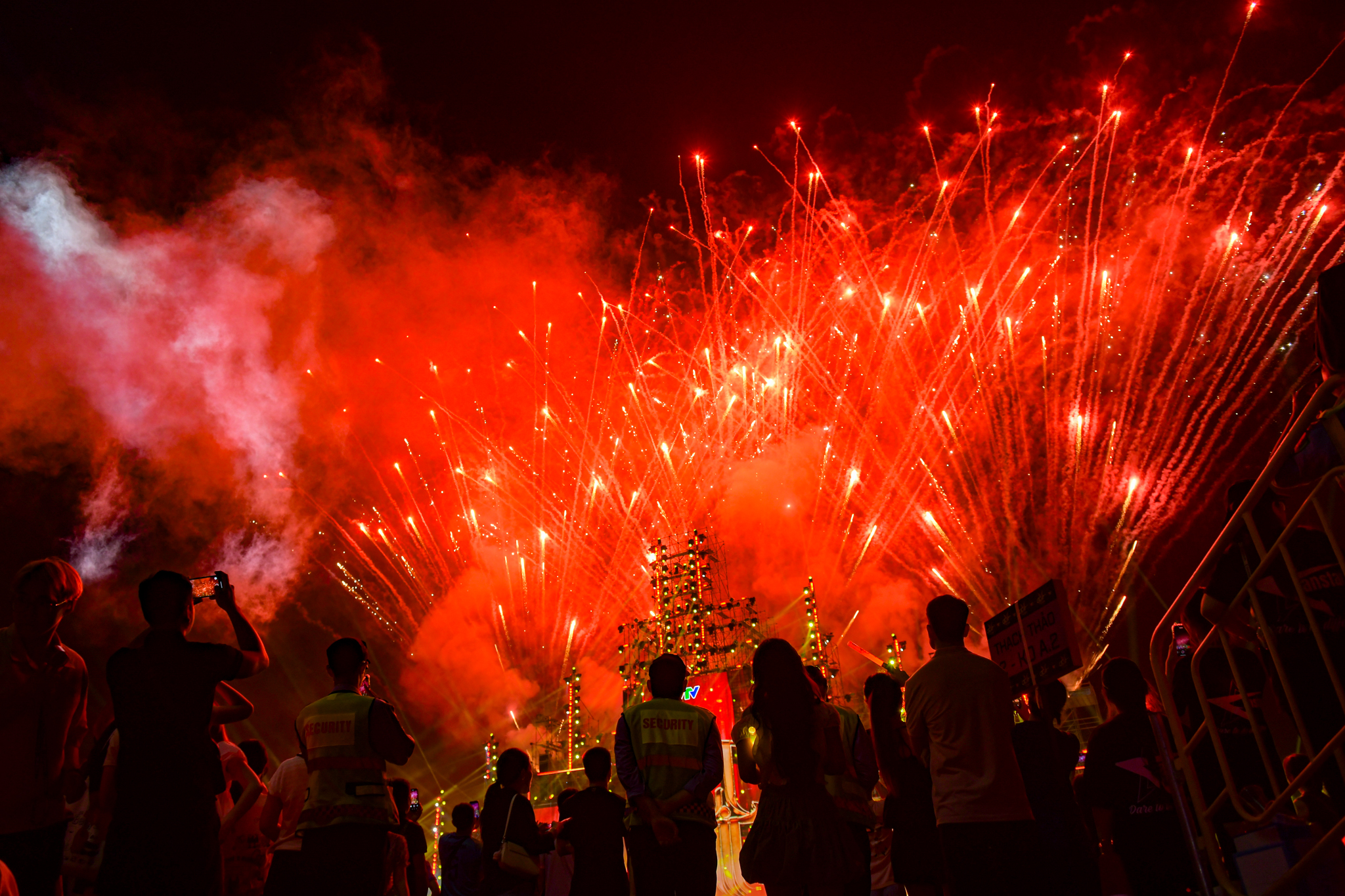 Vũ. khóc, Nguyễn Hùng tim muốn nảy ra khỏi lồng ngực khi hát hit Còn gì đẹp hơn ở V Fest - Ảnh 17.