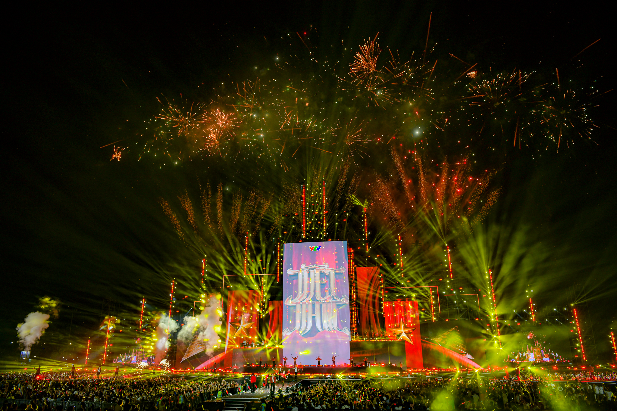 Vũ. khóc, Nguyễn Hùng tim muốn nảy ra khỏi lồng ngực khi hát hit Còn gì đẹp hơn ở V Fest - Ảnh 18.