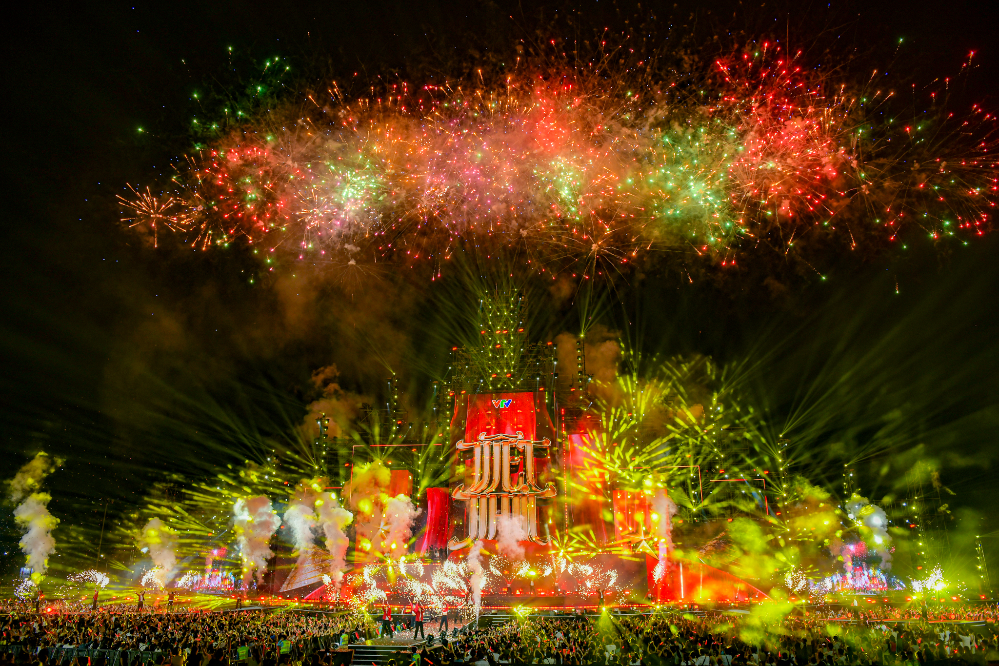 Vũ. khóc, Nguyễn Hùng tim muốn nảy ra khỏi lồng ngực khi hát hit Còn gì đẹp hơn ở V Fest - Ảnh 16.