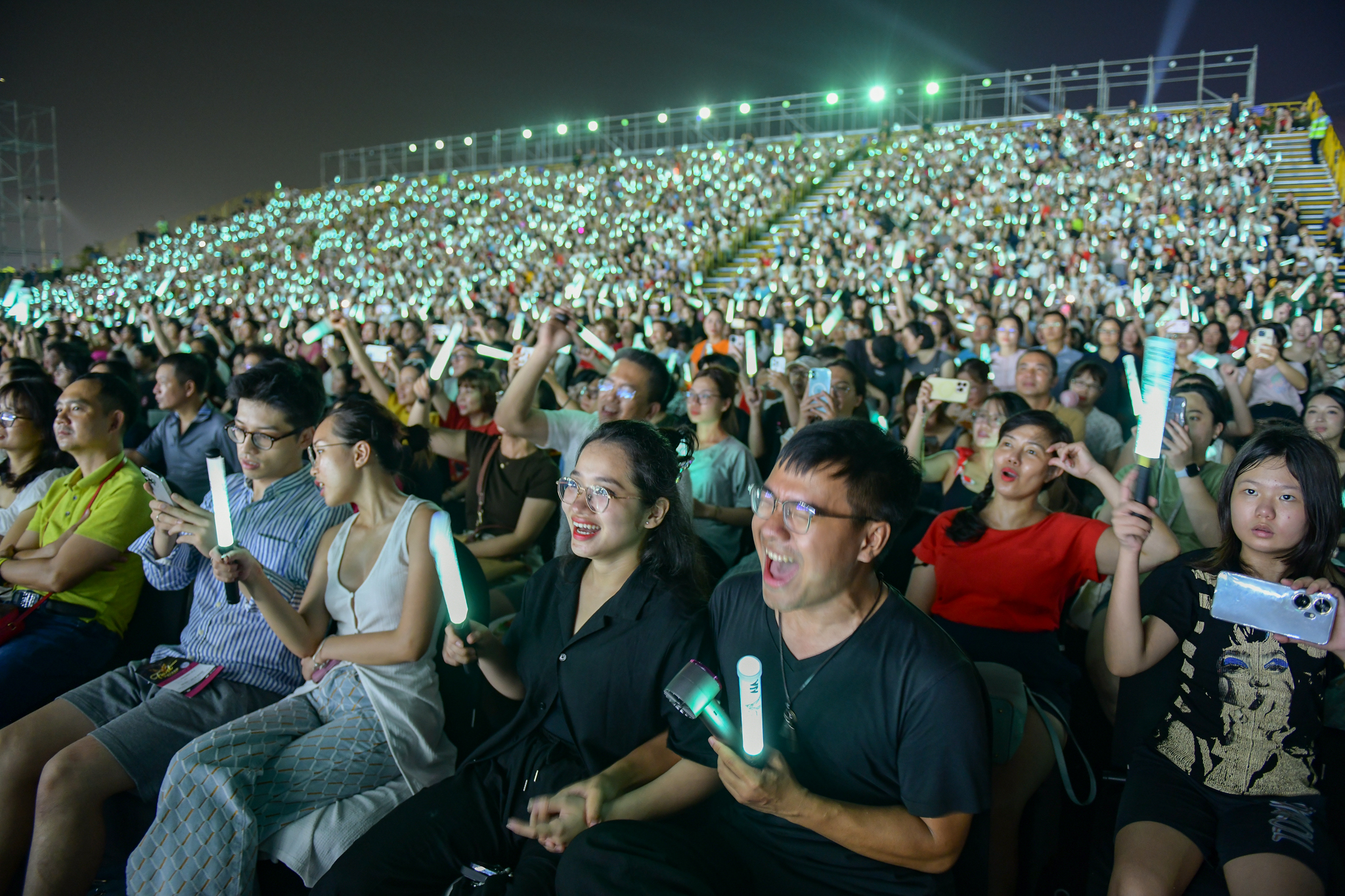Vũ. khóc, Nguyễn Hùng tim muốn nảy ra khỏi lồng ngực khi hát hit Còn gì đẹp hơn ở V Fest - Ảnh 5.