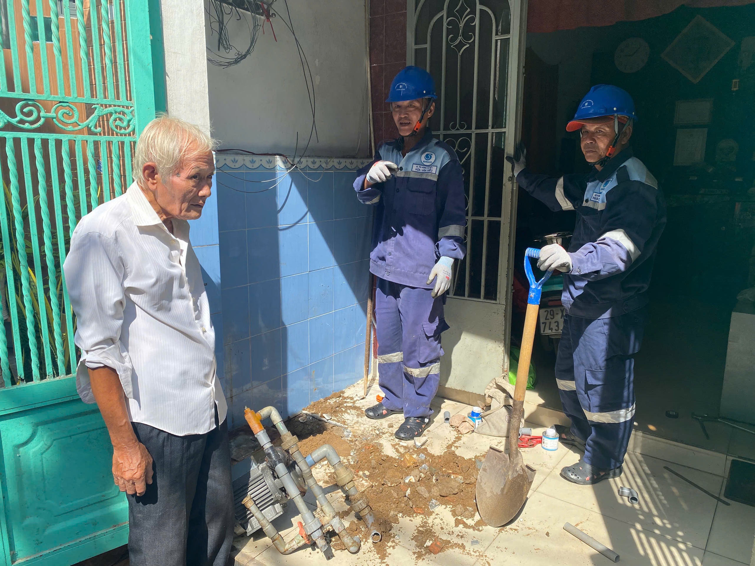 Sawaco hỗ trợ người dân TP.HCM trám giếng khoan tại xã 10 năm sụt lún 44cm - Ảnh 2.