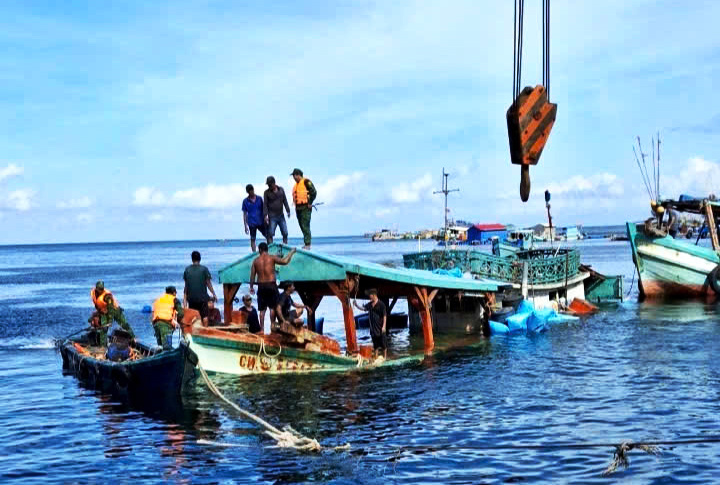 Dùng cẩu 80 tấn vớt tàu chìm trên biển Cà Mau - Ảnh 1.