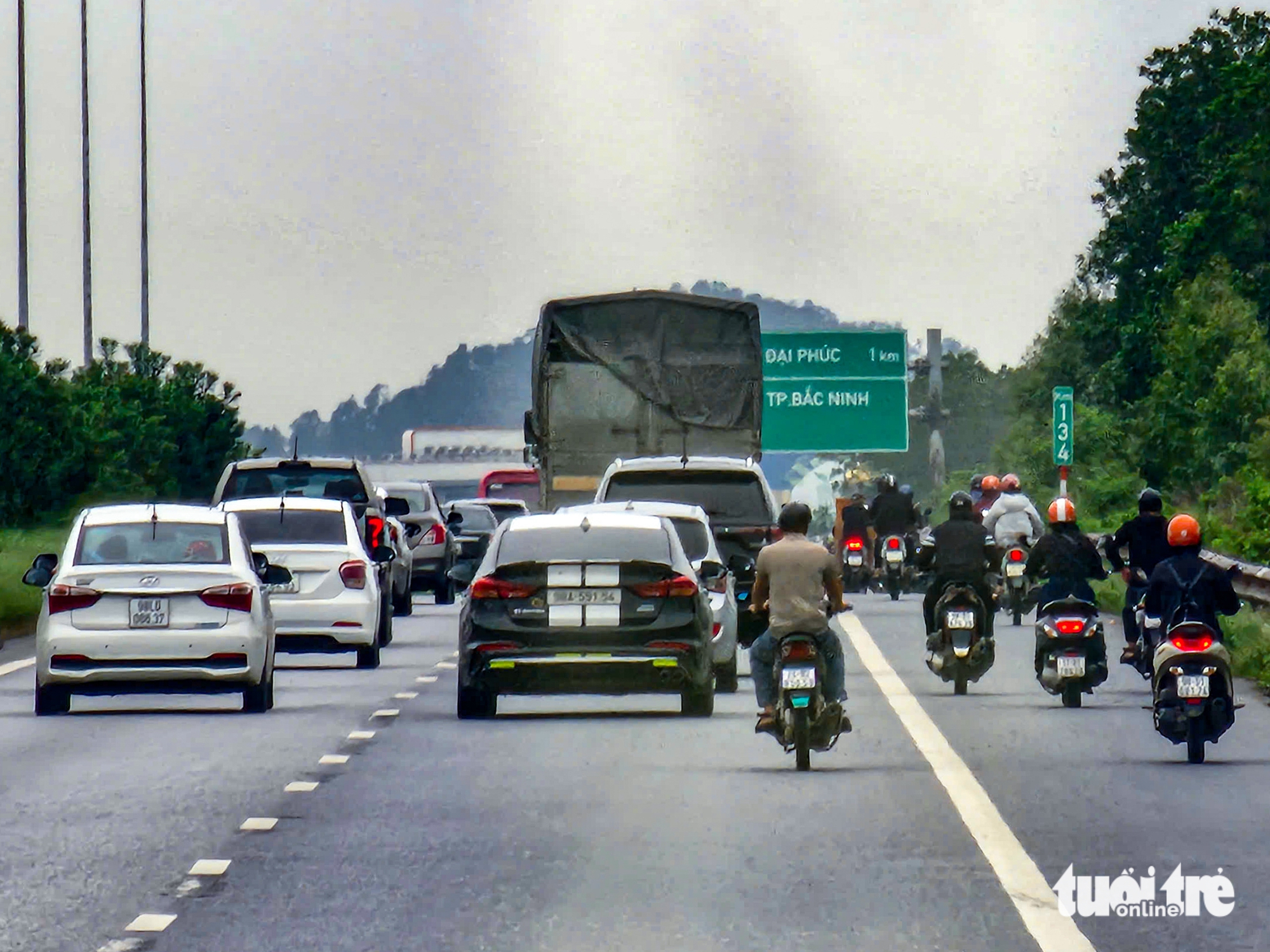 Cục Cảnh sát giao thông: Khẩn trương tách làn ô tô và xe máy trên đường Hà Nội - Bắc Giang - Ảnh 2.