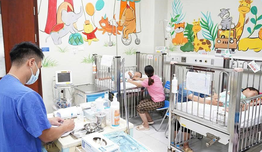 Theo bà lên nương, ba anh em bị ong đốt, một trẻ tử vong - Ảnh 1. Theo bà lên nương, trẻ 3 tuổi qua đời do bị ong đốt 80 vết - Ảnh 1.
