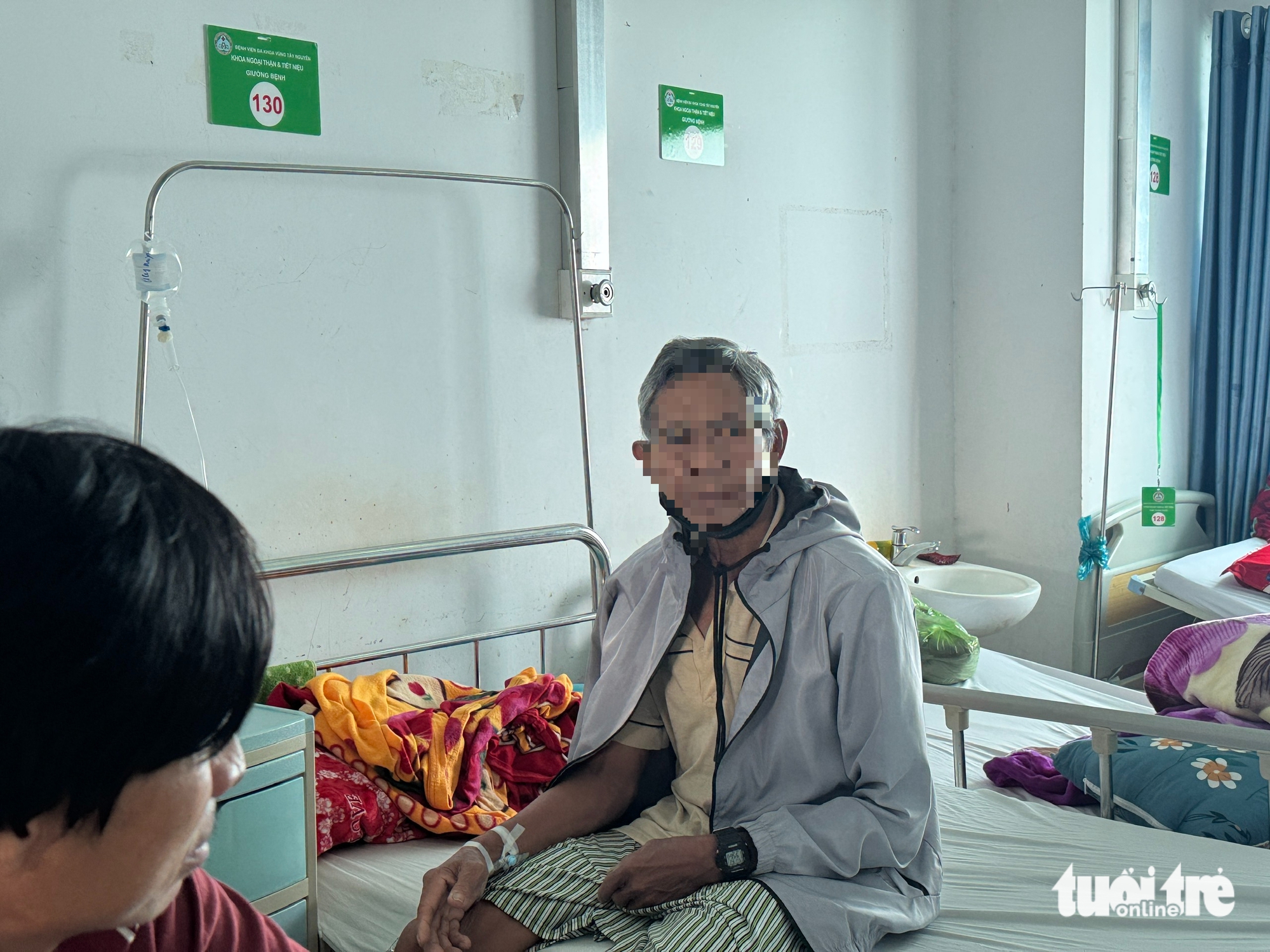 거짓으로 파쇄술을 처방받은 환자 255명을 대상으로 건강검진을 실시합니다. 사진 2. Mời 255 bệnh nhân bị kê khống tán sỏi đến kiểm tra sức khỏe - Ảnh 2.