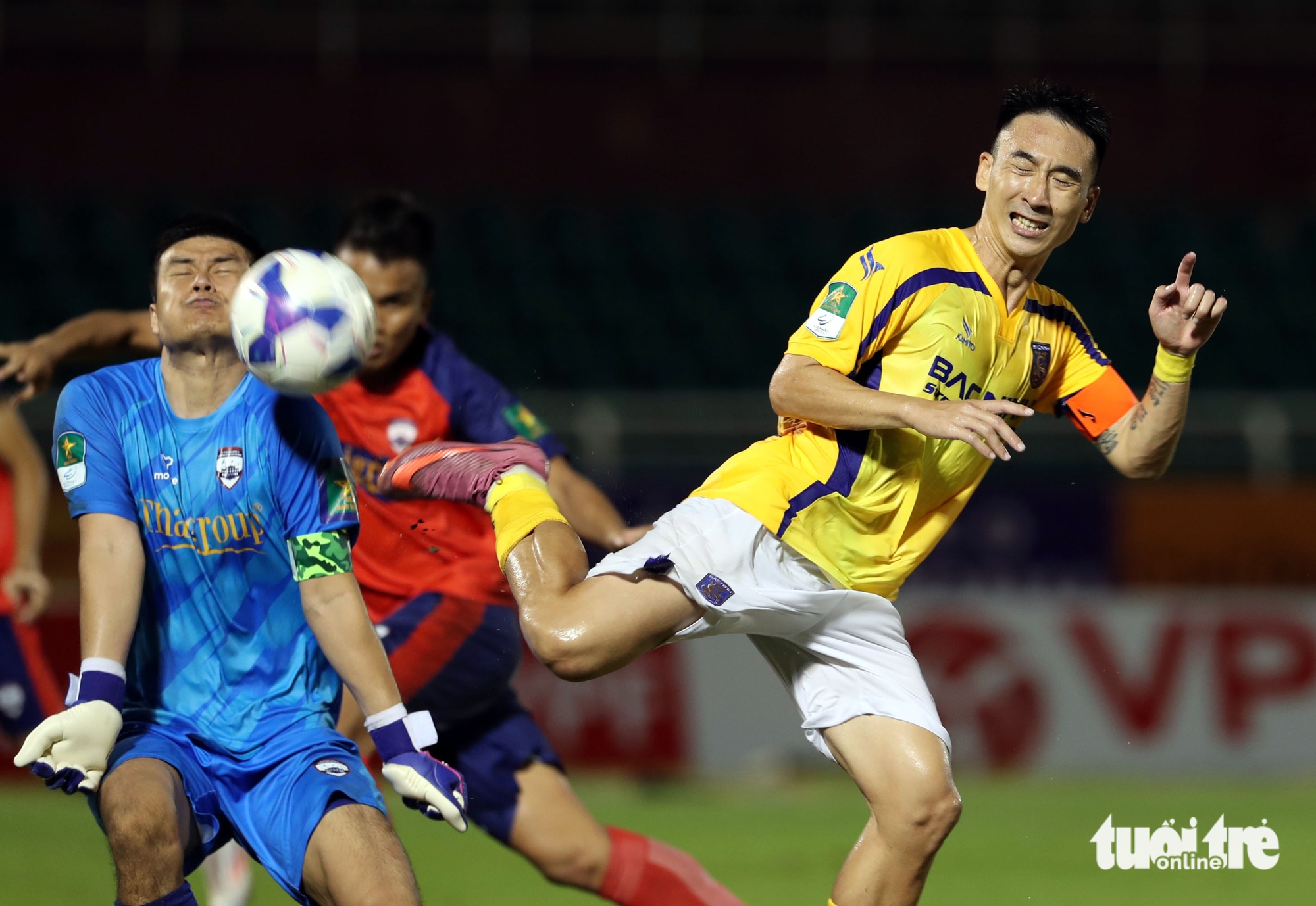 Đội bóng có nhiều tuyển thủ quốc gia bị cầm hòa khó tin trên sân Thống Nhất - Ảnh 1.