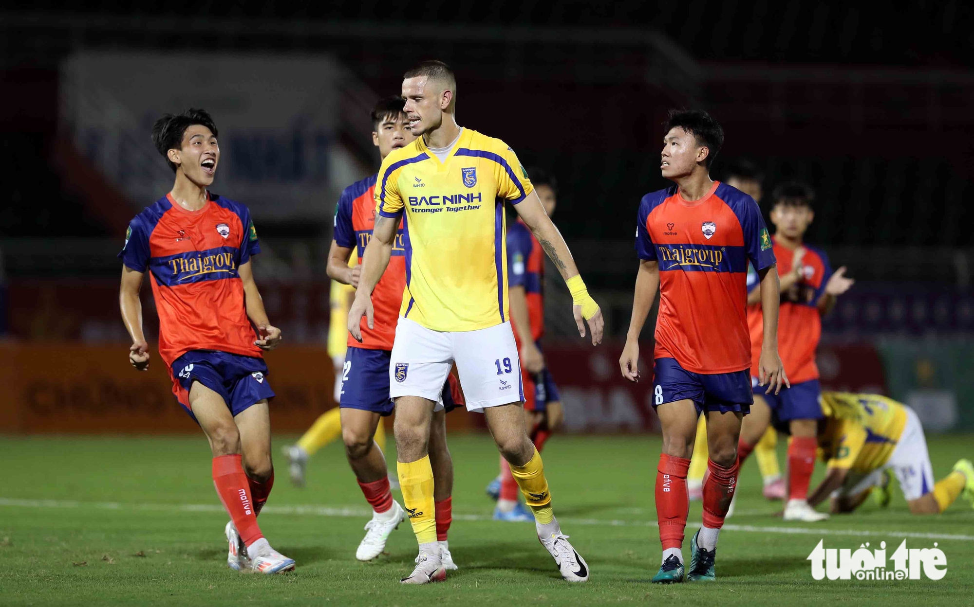 Đội bóng có nhiều tuyển thủ quốc gia bị cầm hòa khó tin trên sân Thống Nhất - Ảnh 2.