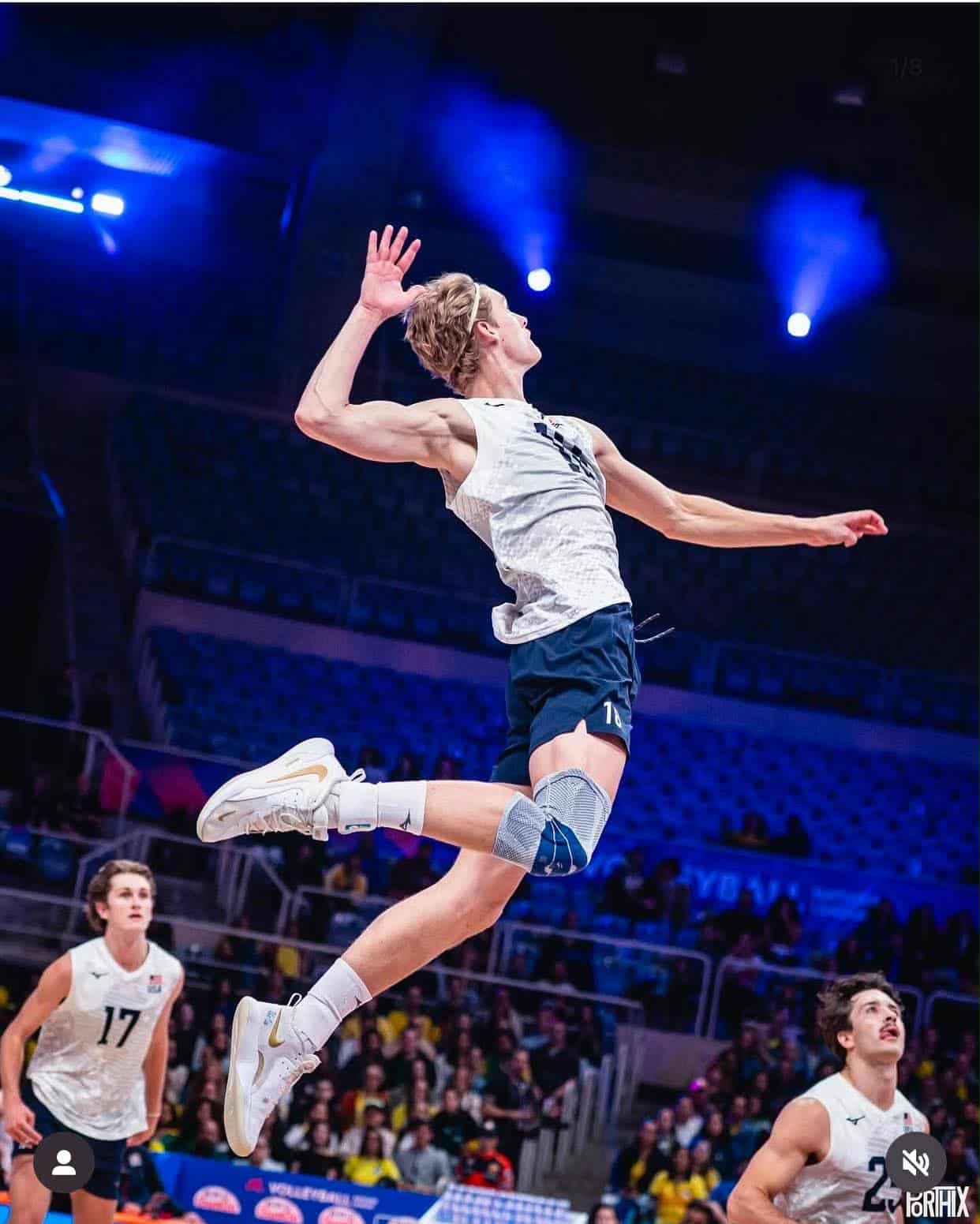 Bóng chuyền, môn thể thao thu hút cả 3 giới - Ảnh 2.