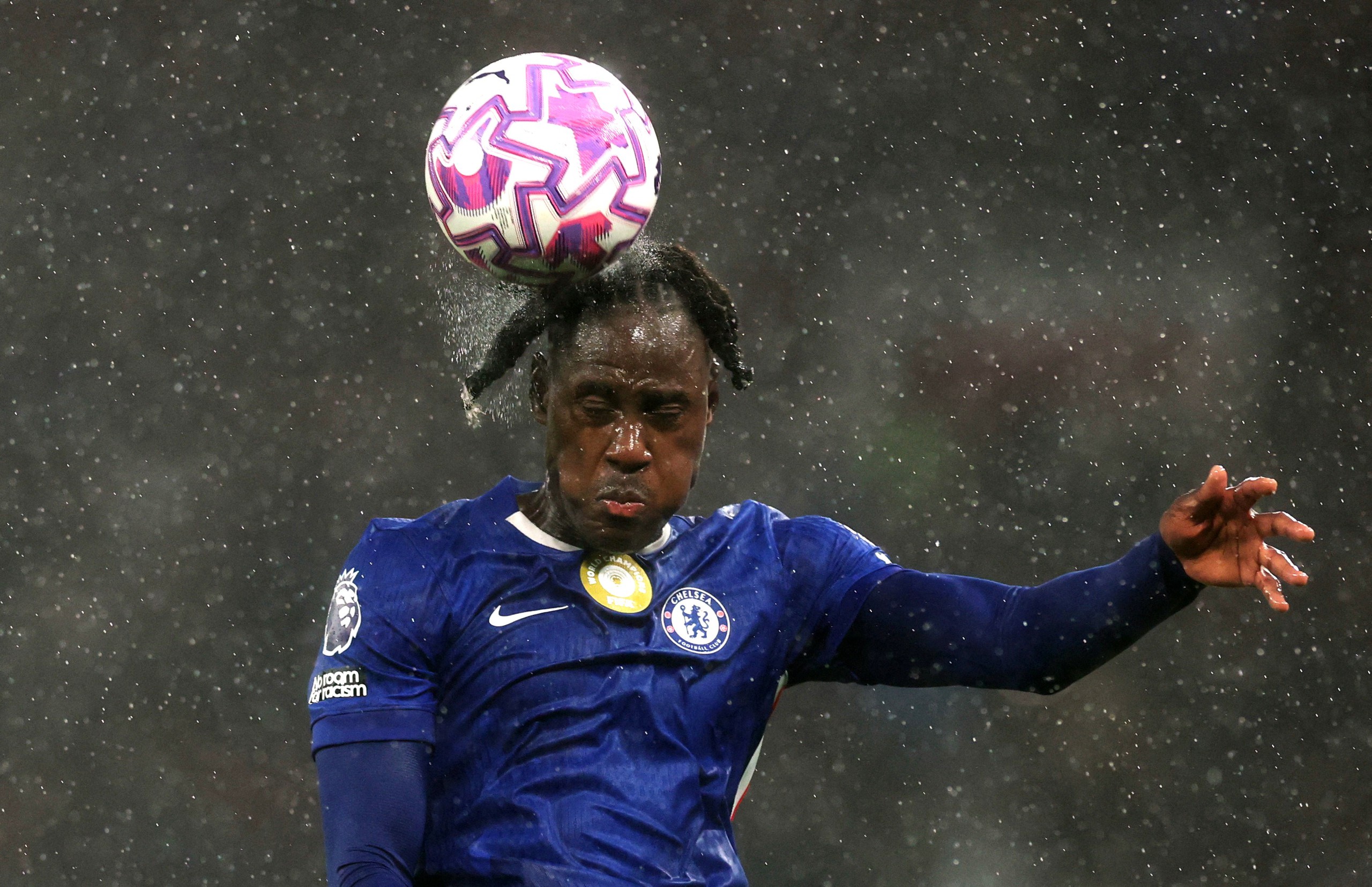 Chelsea ទិញពិភពលោកទាំងមូល ប៉ុន្តែខ្វះខ្សែការពារកណ្តាល - រូបថត ១. Chelsea mua cả thế giới, nhưng lại thiếu trung vệ - Ảnh 1.