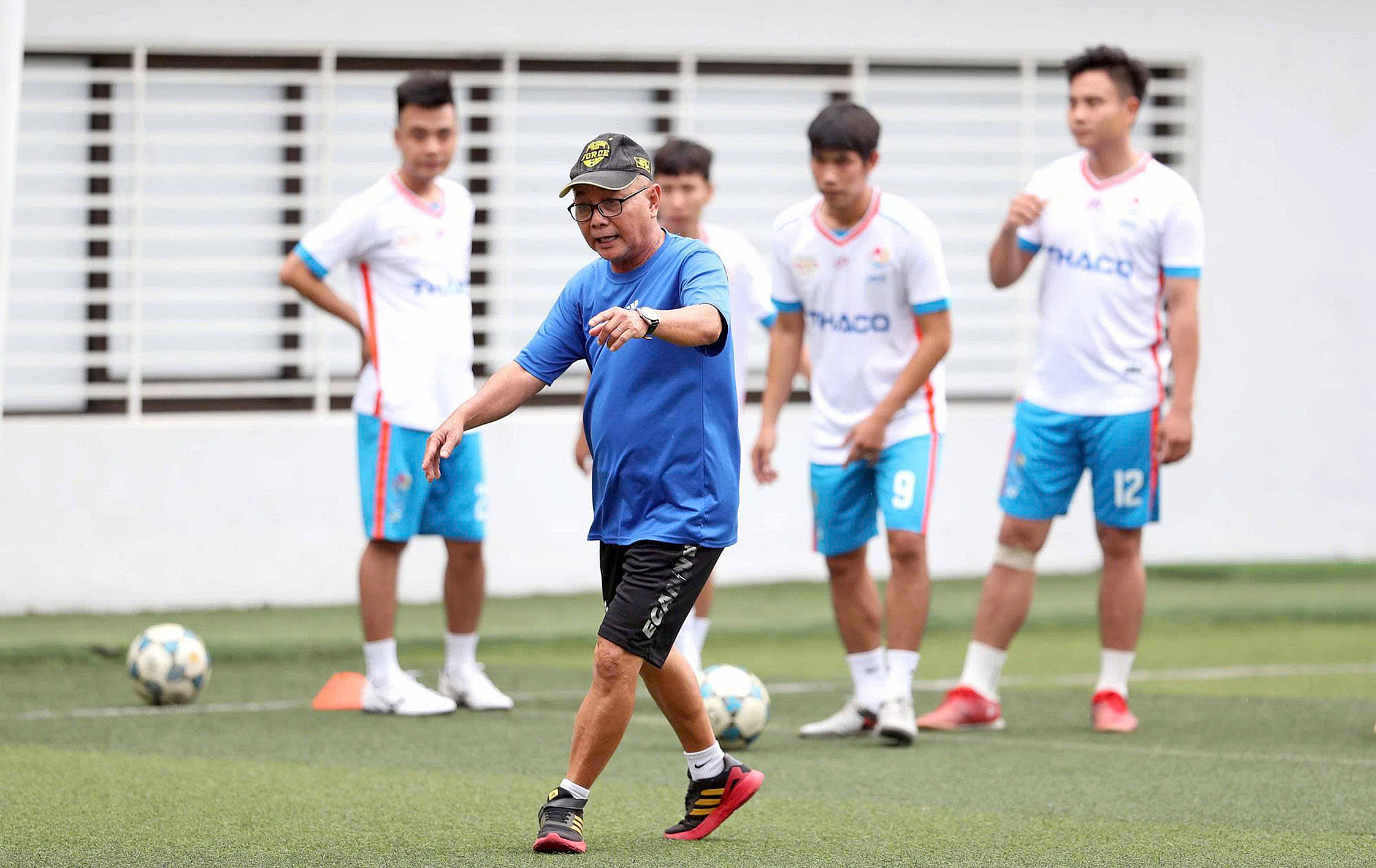 ការប្រកួតបាល់ទាត់របស់កម្មករ និងមន្ត្រីរាជការវៀតណាមឆ្នាំ 2025៖ ទុក្ខសោករបស់គ្រូបង្រៀនដែលខកខានការតែងតាំង - រូបថត ១. Giải bóng đá công nhân, viên chức Việt Nam 2025: Nỗi niềm của người thầy lỡ hẹn - Ảnh 1.