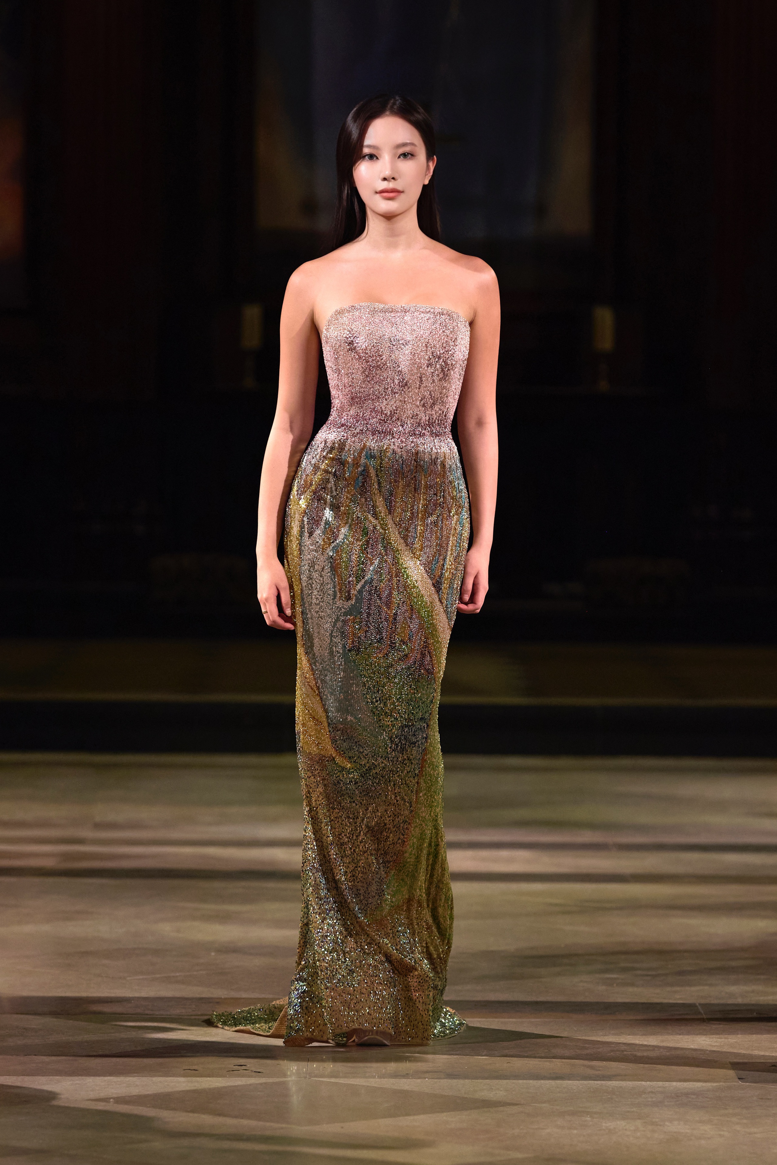 Návrhář Tran Hung představuje svou 14. kolekci na londýnském týdnu módy - Foto 5. Nhà thiết kế Trần Hùng trình làng bộ sưu tập thứ 14 tại London Fashion Week - Ảnh 5.