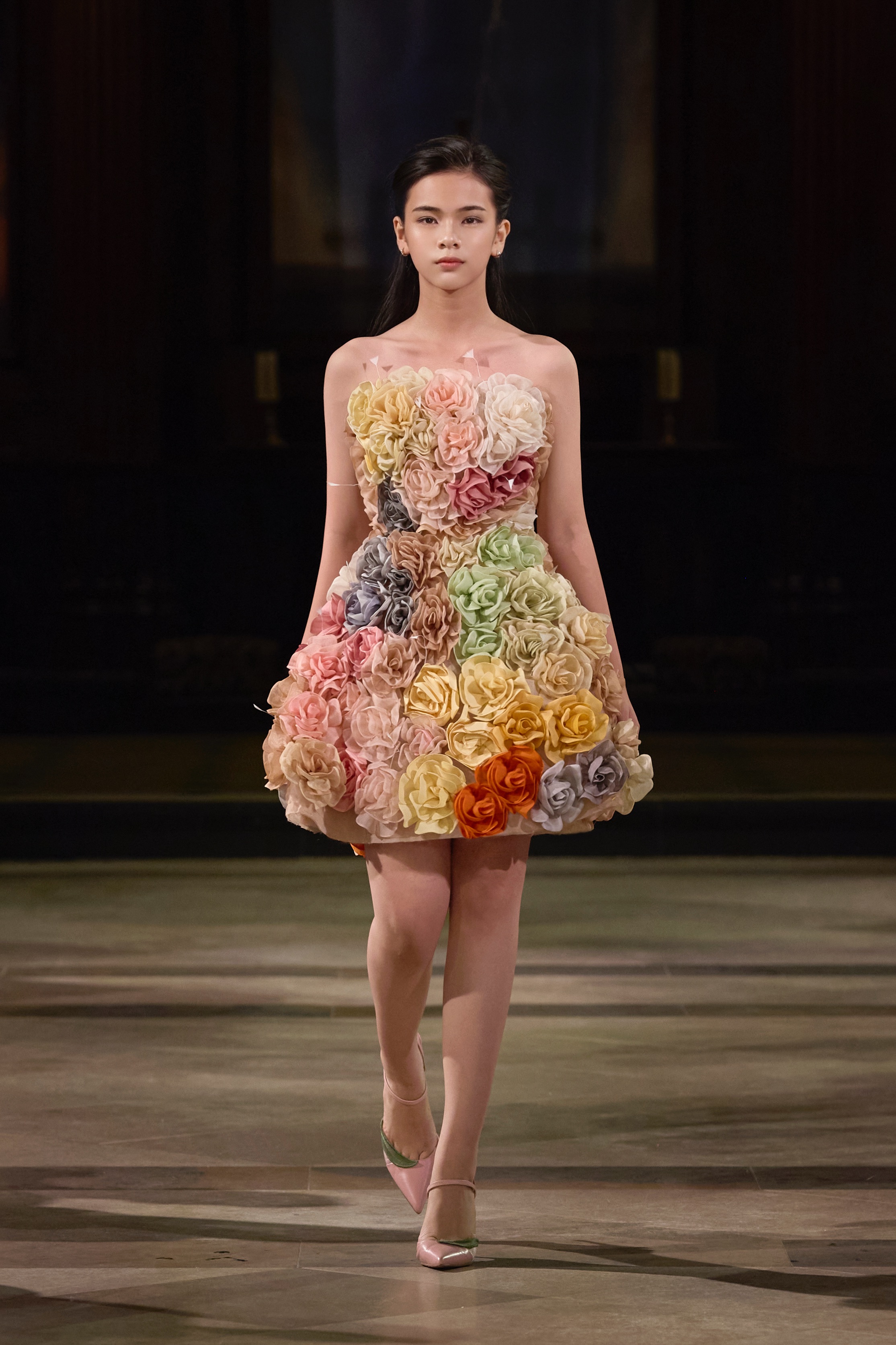 Nhà thiết kế Trần Hùng trình làng bộ sưu tập thứ 14 tại London Fashion Week - Ảnh 3.