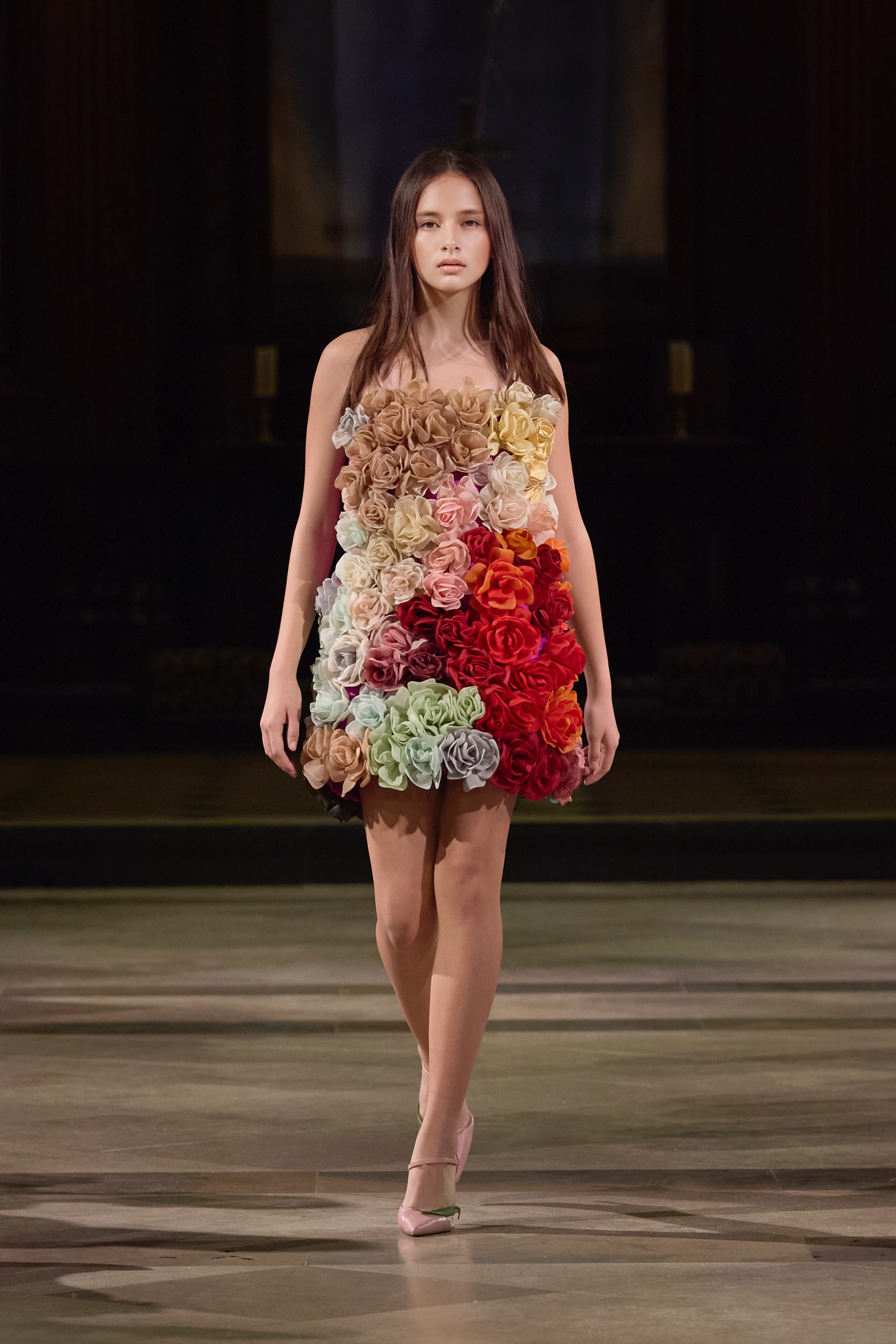 Nhà thiết kế Trần Hùng trình làng bộ sưu tập thứ 14 tại London Fashion Week - Ảnh 2.