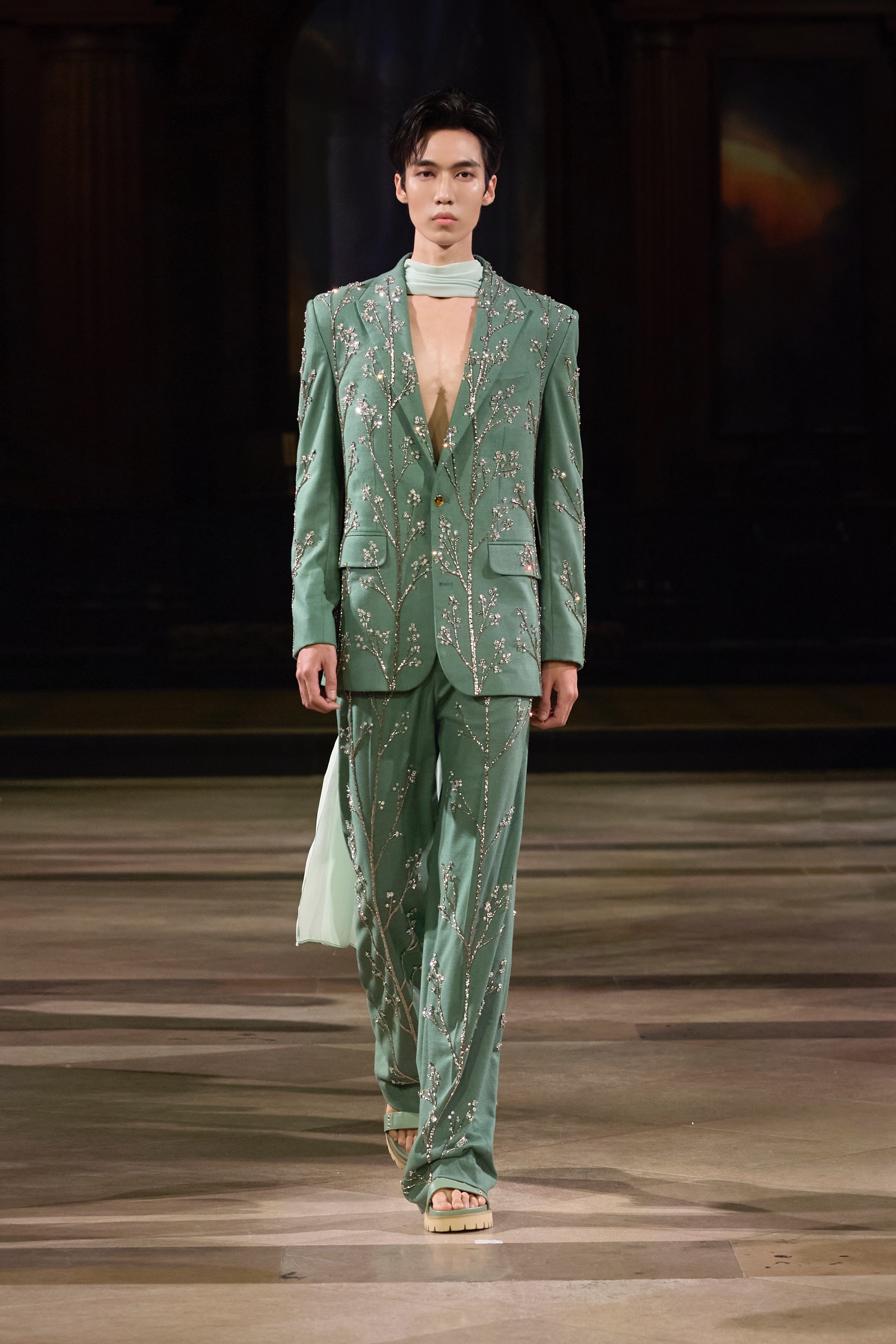 Nhà thiết kế Trần Hùng trình làng bộ sưu tập thứ 14 tại London Fashion Week - Ảnh 14.