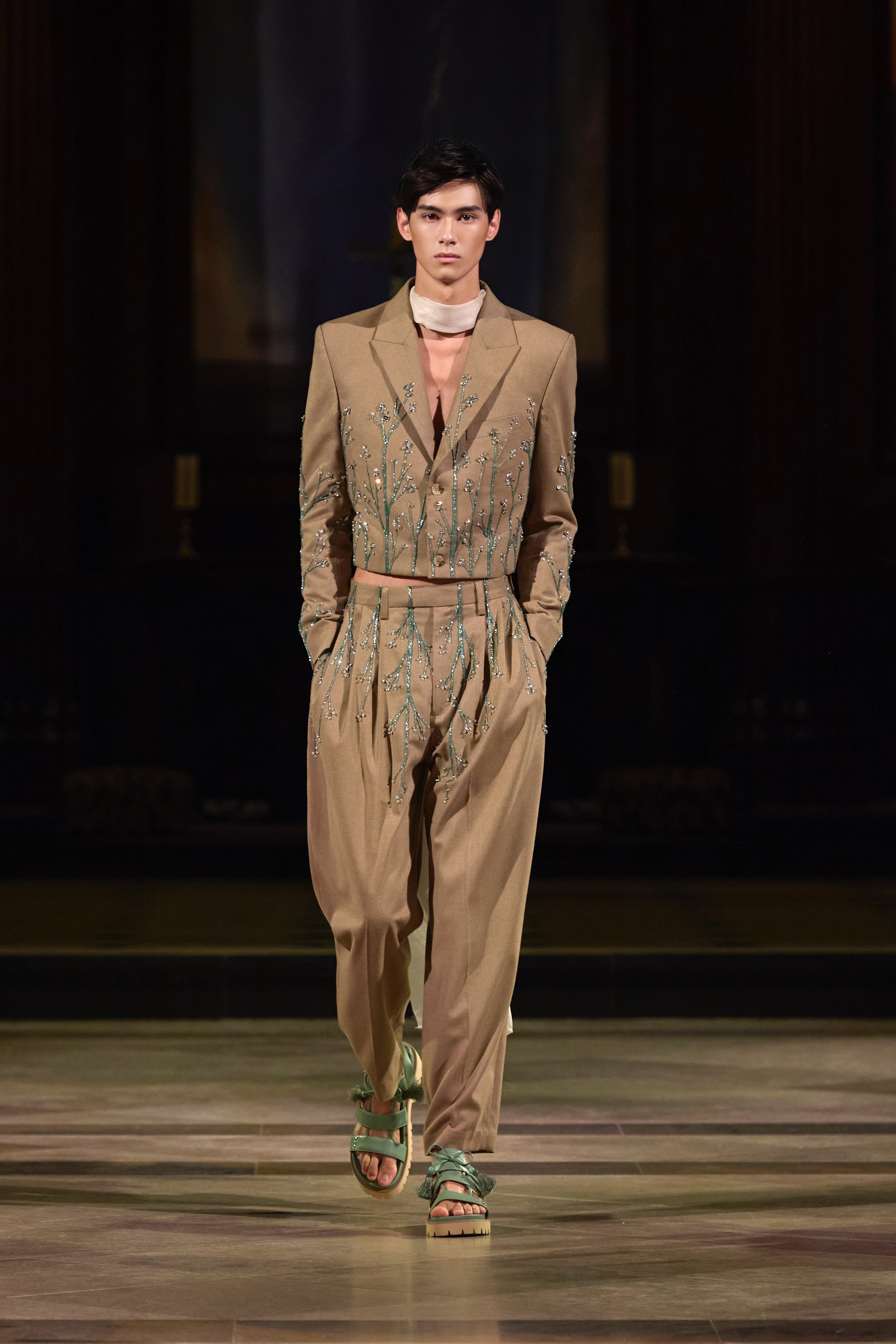 Nhà thiết kế Trần Hùng trình làng bộ sưu tập thứ 14 tại London Fashion Week - Ảnh 12.