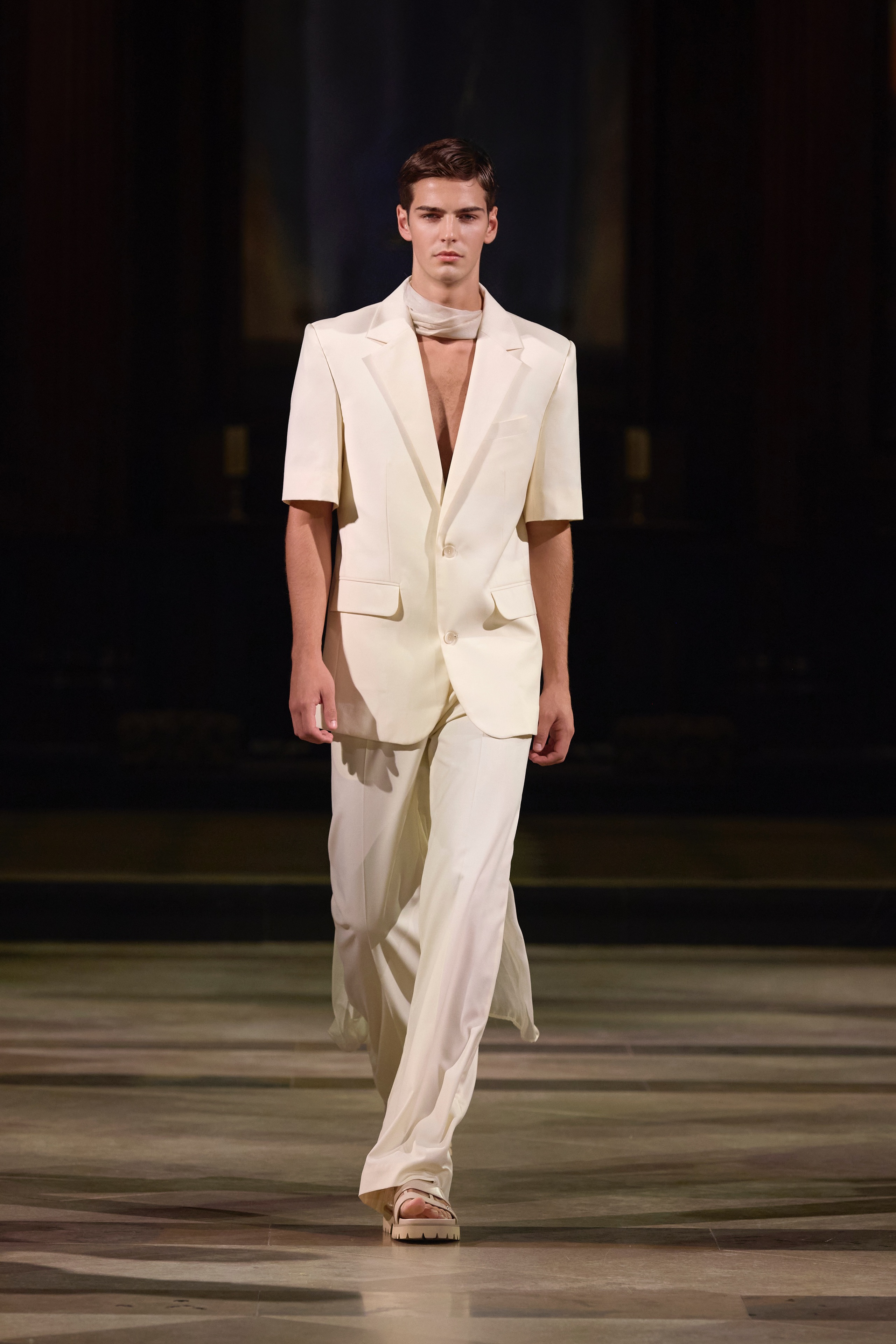 Nhà thiết kế Trần Hùng trình làng bộ sưu tập thứ 14 tại London Fashion Week - Ảnh 16.