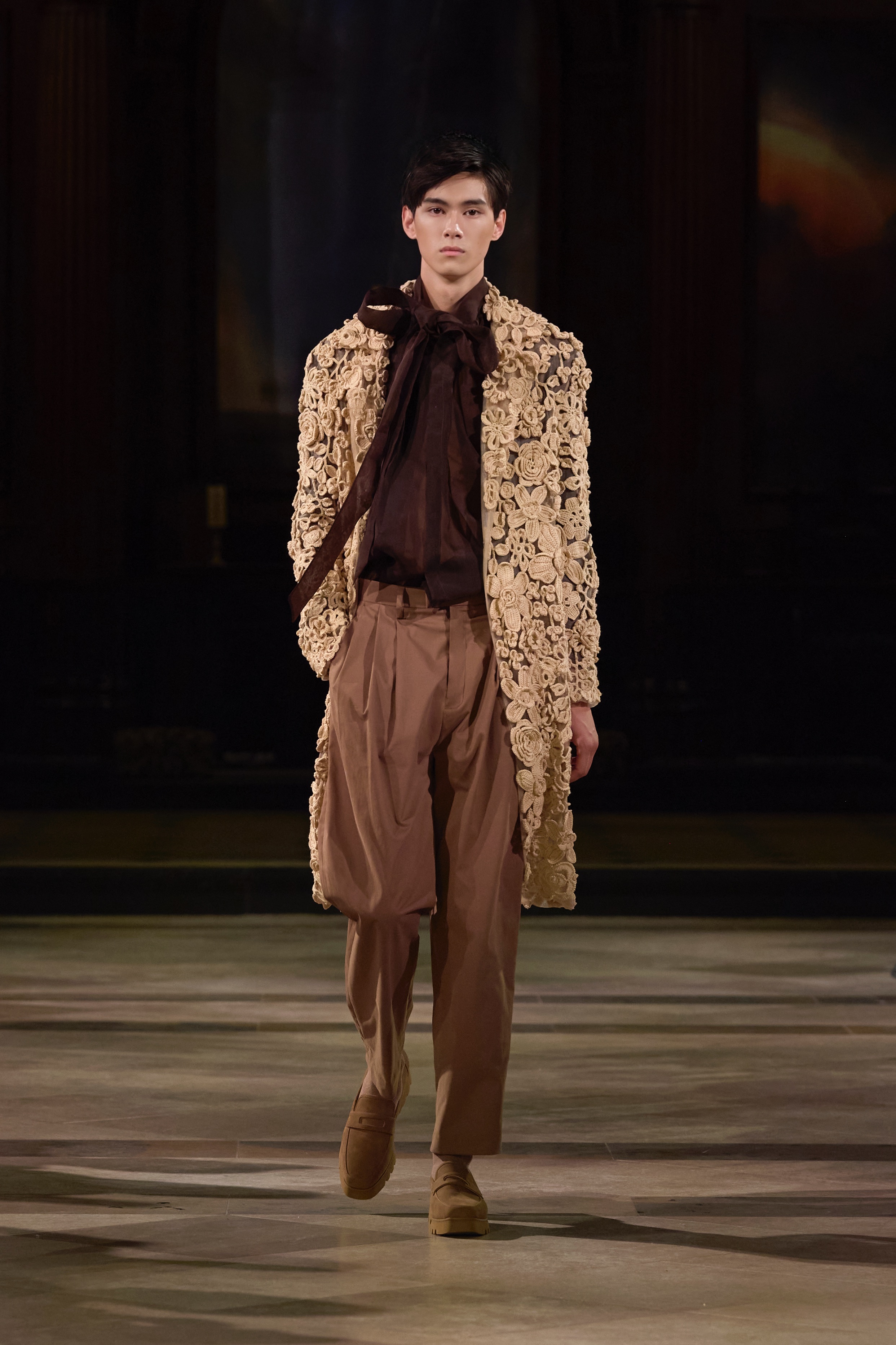 Návrhář Tran Hung představuje svou 14. kolekci na londýnském týdnu módy - Foto 10. Nhà thiết kế Trần Hùng trình làng bộ sưu tập thứ 14 tại London Fashion Week - Ảnh 10.