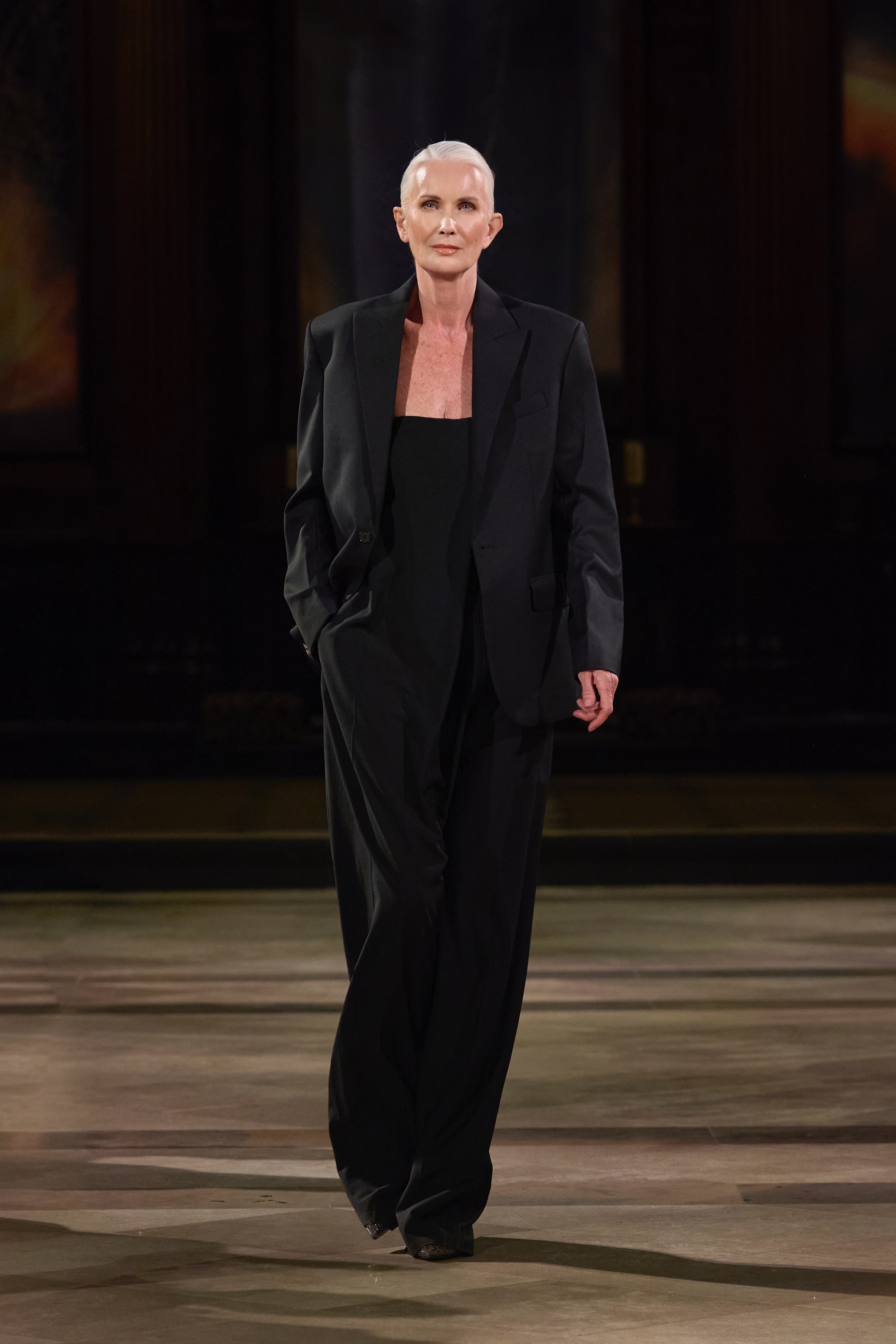 Návrhář Tran Hung představuje svou 14. kolekci na londýnském týdnu módy - Foto 18. Nhà thiết kế Trần Hùng trình làng bộ sưu tập thứ 14 tại London Fashion Week - Ảnh 18.