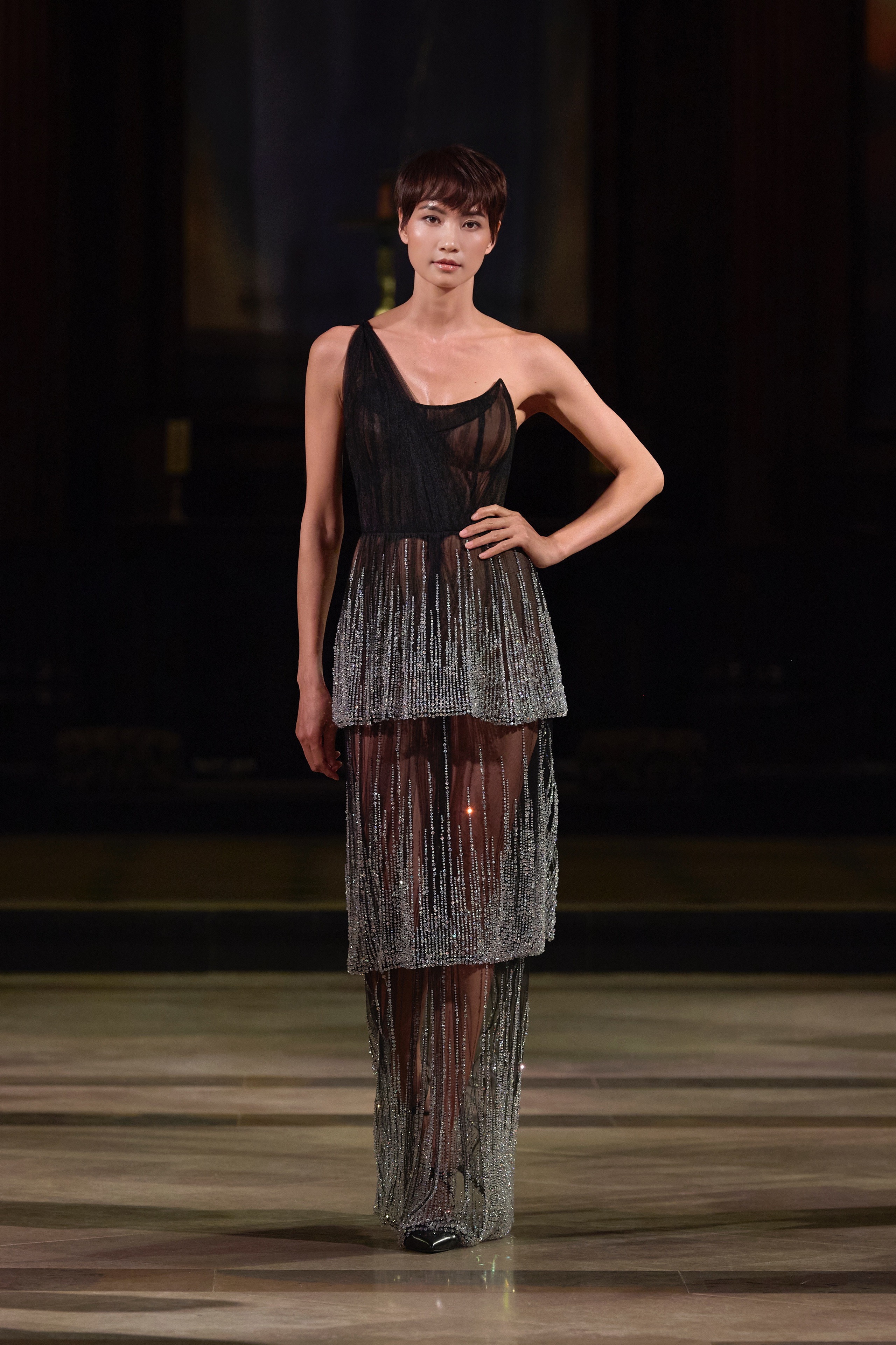 Návrhář Tran Hung představuje svou 14. kolekci na londýnském týdnu módy - Foto 4. Nhà thiết kế Trần Hùng trình làng bộ sưu tập thứ 14 tại London Fashion Week - Ảnh 4.