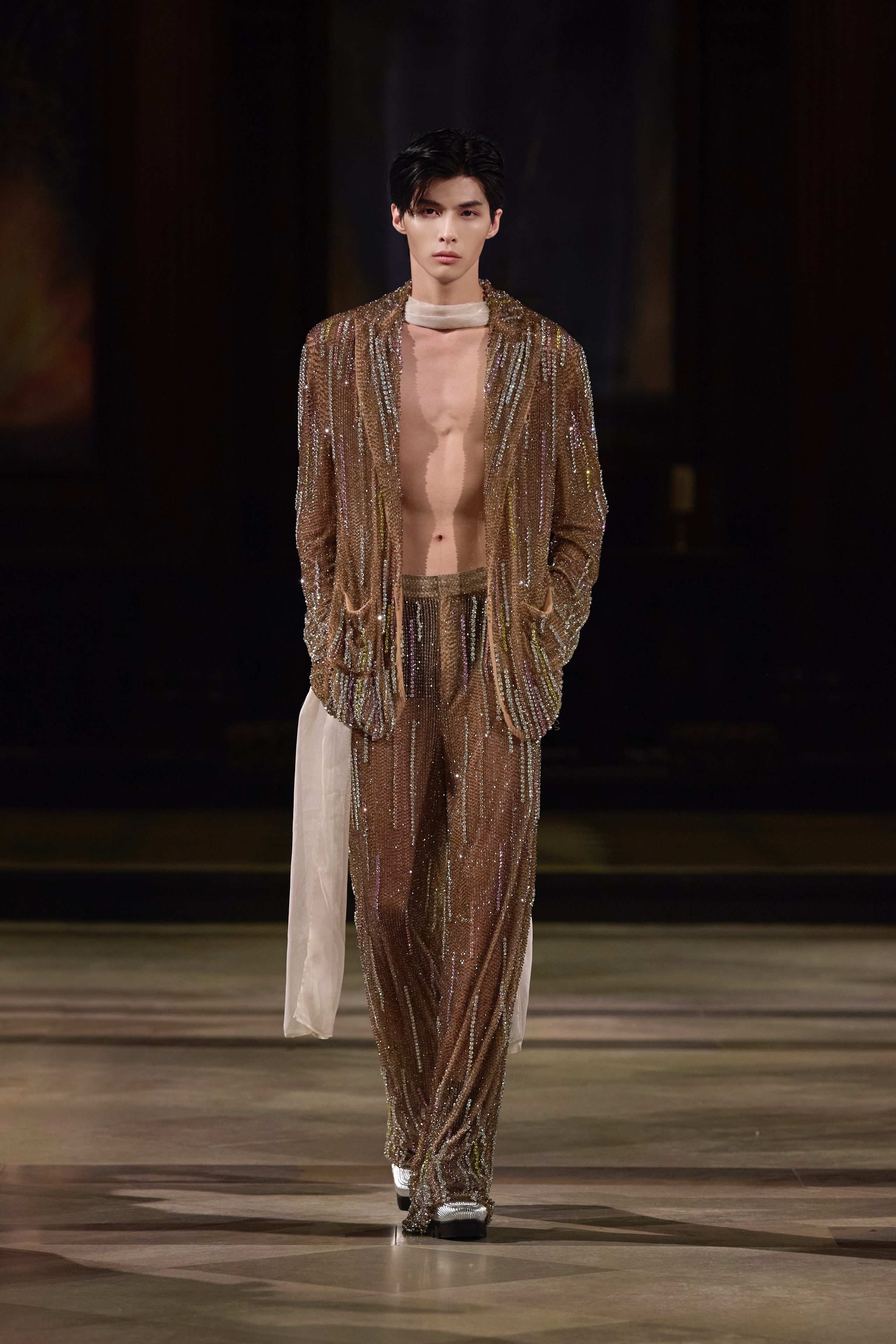 Nhà thiết kế Trần Hùng trình làng bộ sưu tập thứ 14 tại London Fashion Week - Ảnh 13.