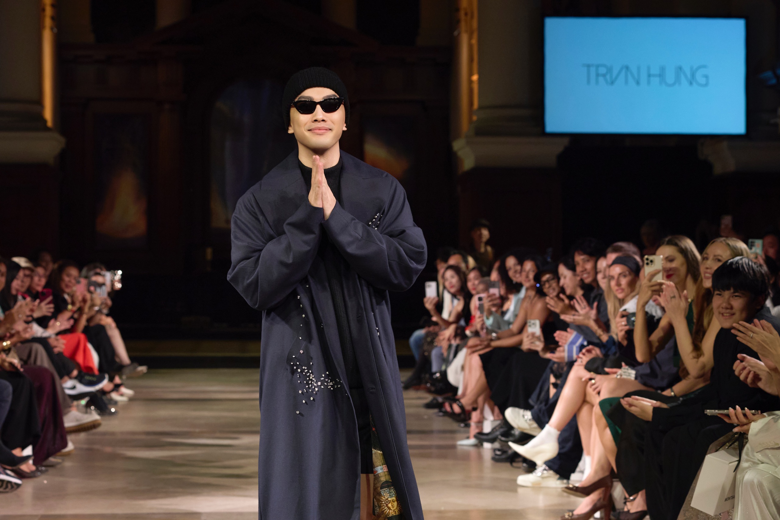 Návrhář Tran Hung představuje svou 14. kolekci na londýnském týdnu módy - Foto 19. Nhà thiết kế Trần Hùng trình làng bộ sưu tập thứ 14 tại London Fashion Week - Ảnh 19.