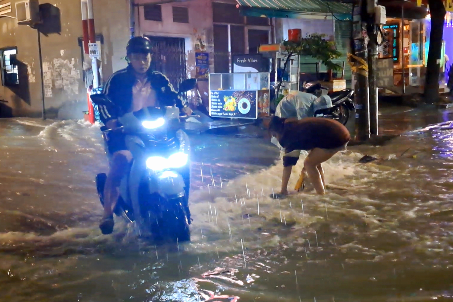 Mưa lớn đổ ầm ầm, nhiều tuyến đường ở Đồng Nai ngập cục bộ - Ảnh 1.