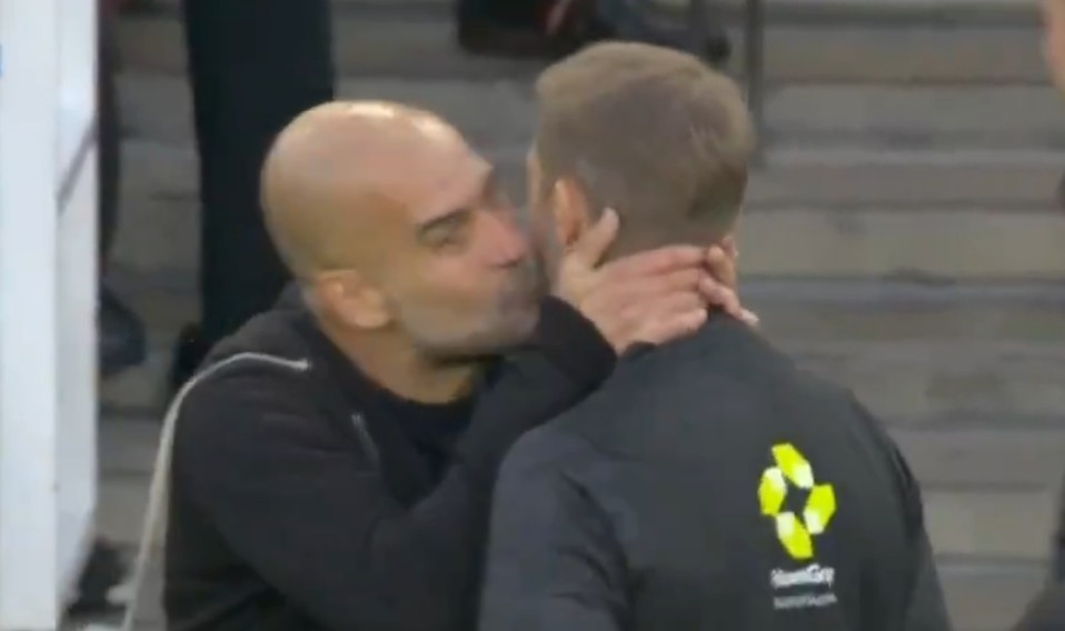 Pep Guardiola gây sửng sốt với màn 'cưỡng hôn' trọng tài - Ảnh 1.