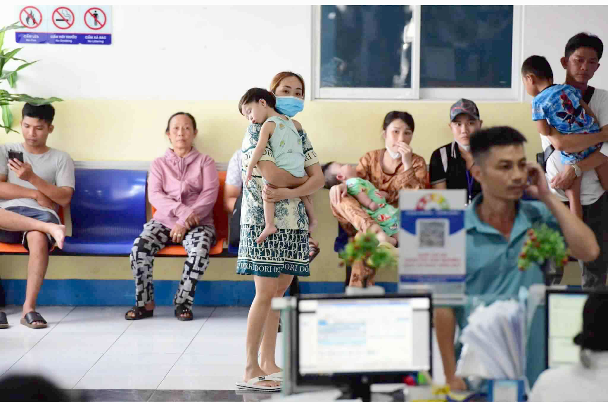 10 Möglichkeiten, wie Sie Ihr Kind zu Hause pflegen können, wenn es krank ist - Foto 2. Cẩm nang cần thiết cho các mẹ 'bỉm sữa': 10 cách chăm tại nhà khi con bệnh - Ảnh 2.