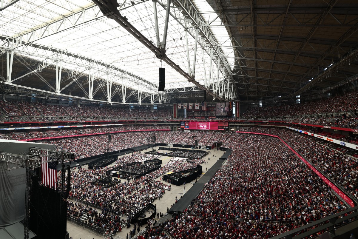 Lễ tưởng niệm Charlie Kirk: Ông Trump gọi vụ ám sát là 'cuộc tấn công vào nước Mỹ' - Ảnh 1.