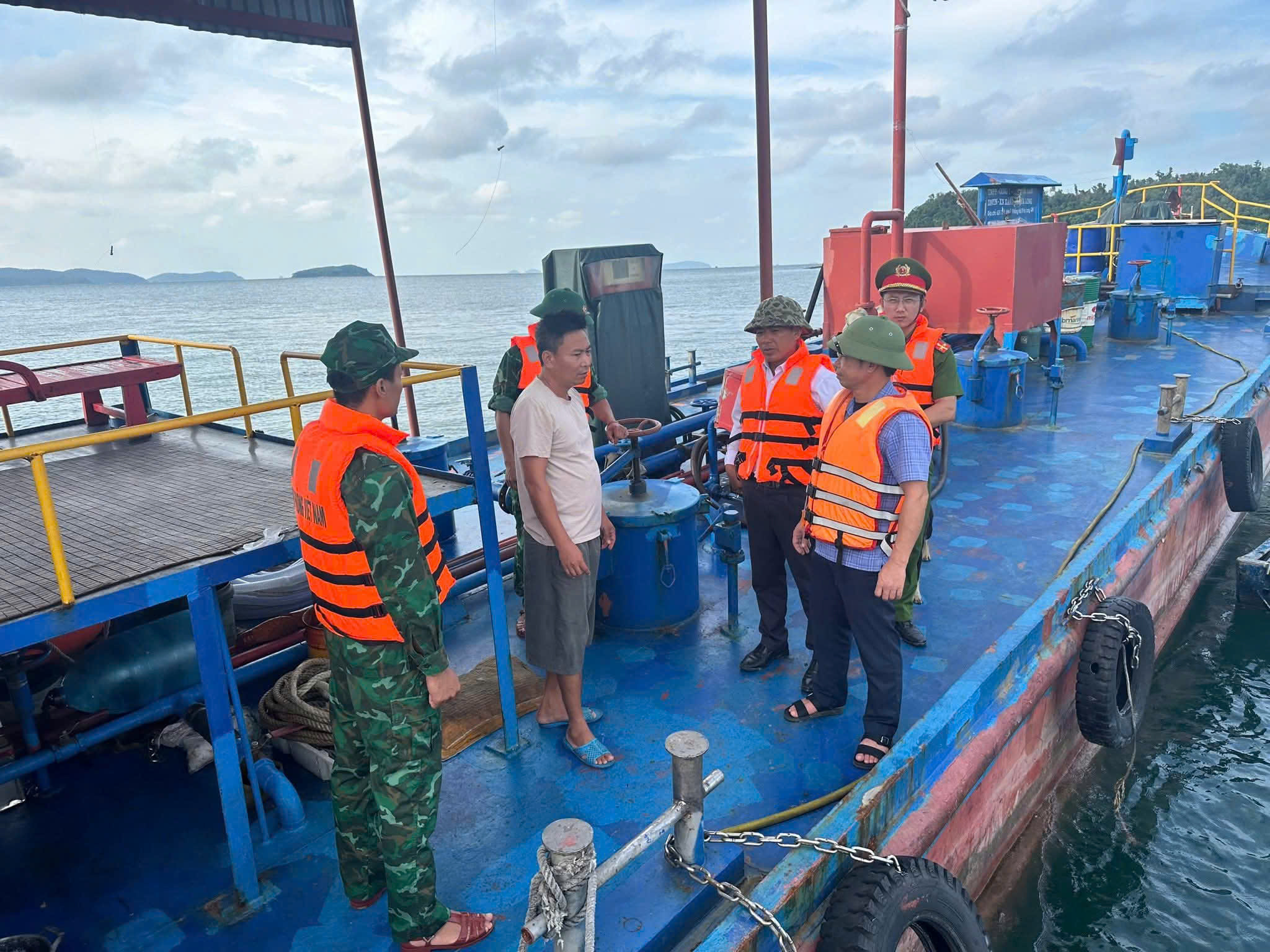 Cô Tô bắn pháo hiệu, kêu gọi toàn bộ tàu thuyền vào bờ tránh siêu bão Ragasa - Ảnh 3.