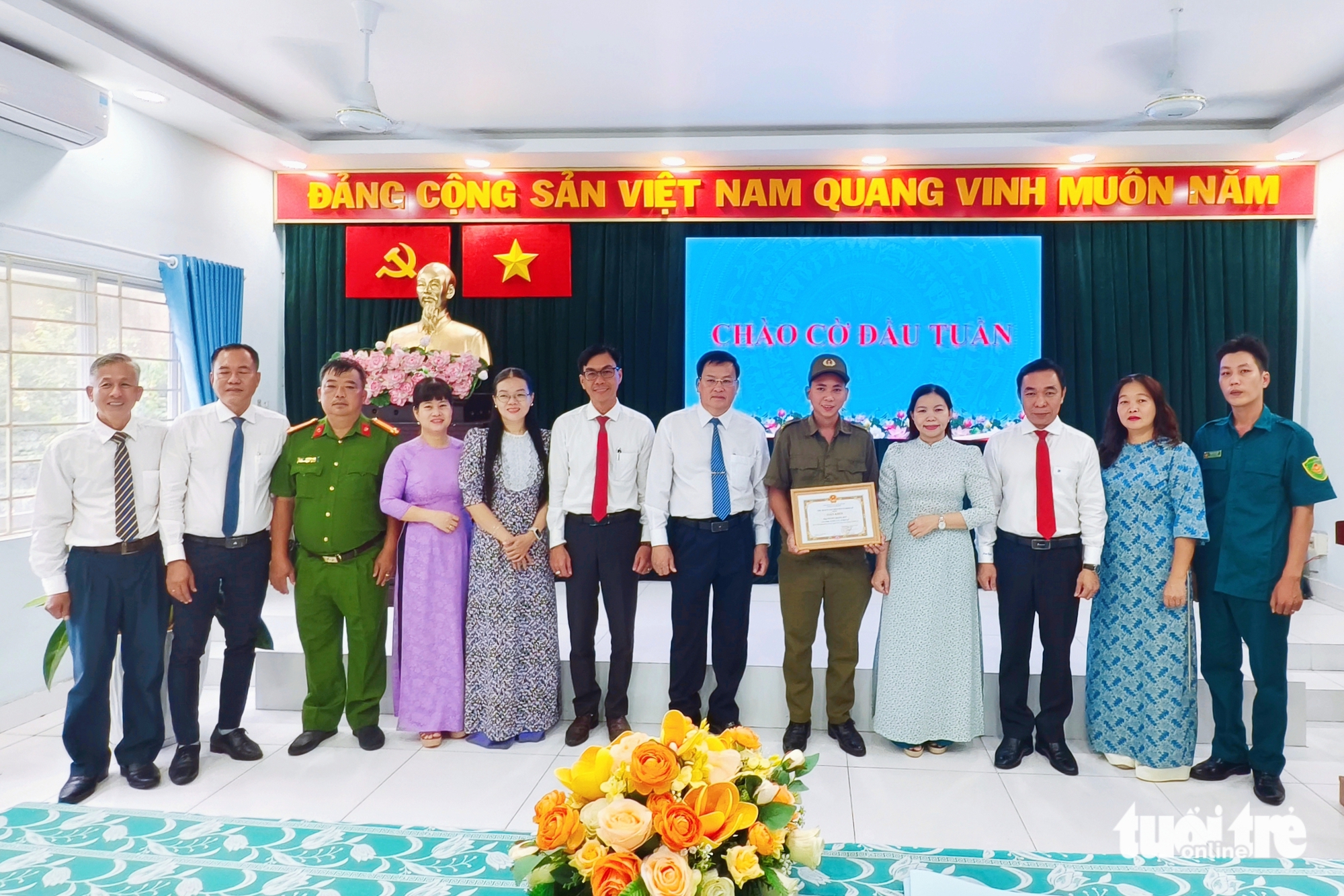 Khen thưởng đột xuất thành viên lực lượng an ninh cơ sở cứu kịp thời học sinh rơi xuống sông - Ảnh 2.