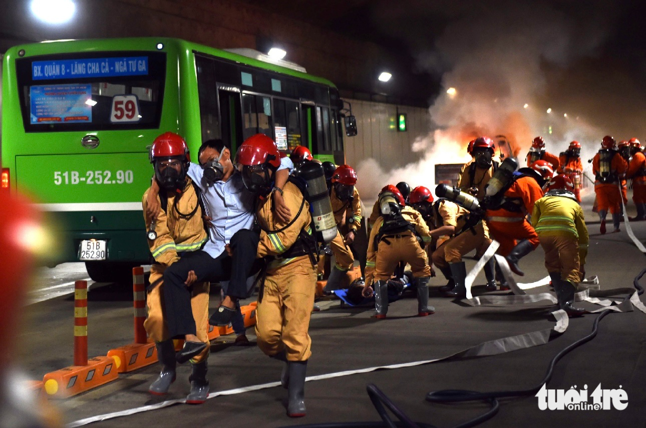 Cấm xe qua hầm sông Sài Gòn diễn tập phòng cháy chữa cháy, dân đi lại ra sao? - Ảnh 1.