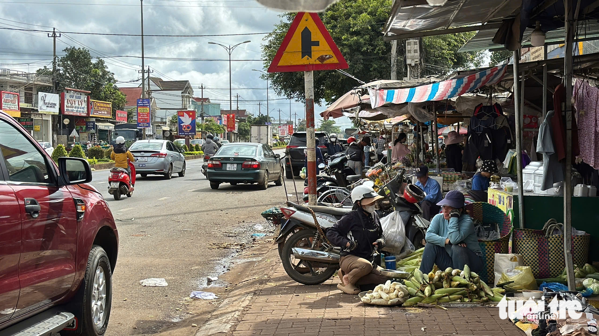 'Chợ chồm hổm' dọc theo quốc lộ, để tồn tại khác gì 'bẫy tai nạn'? - Ảnh 4.
