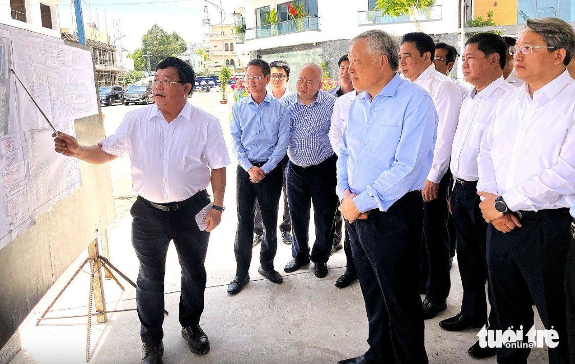 খান হোয়াতে অবৈধ এবং মুলতুবি প্রকল্পগুলির একটি সিরিজ পরিচালনার নির্দেশনা দিচ্ছেন উপ-প্রধানমন্ত্রী নগুয়েন হোয়া বিন - ছবি ১। Phó thủ tướng Nguyễn Hòa Bình chỉ đạo xử lý hàng loạt dự án sai phạm, tồn đọng ở Khánh Hòa - Ảnh 1.