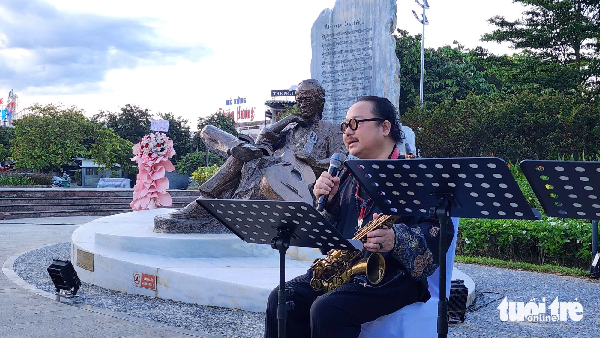 Bài hát ‘Nối vòng tay lớn’ của Trịnh Công Sơn được in lên bia đá - Ảnh 2.